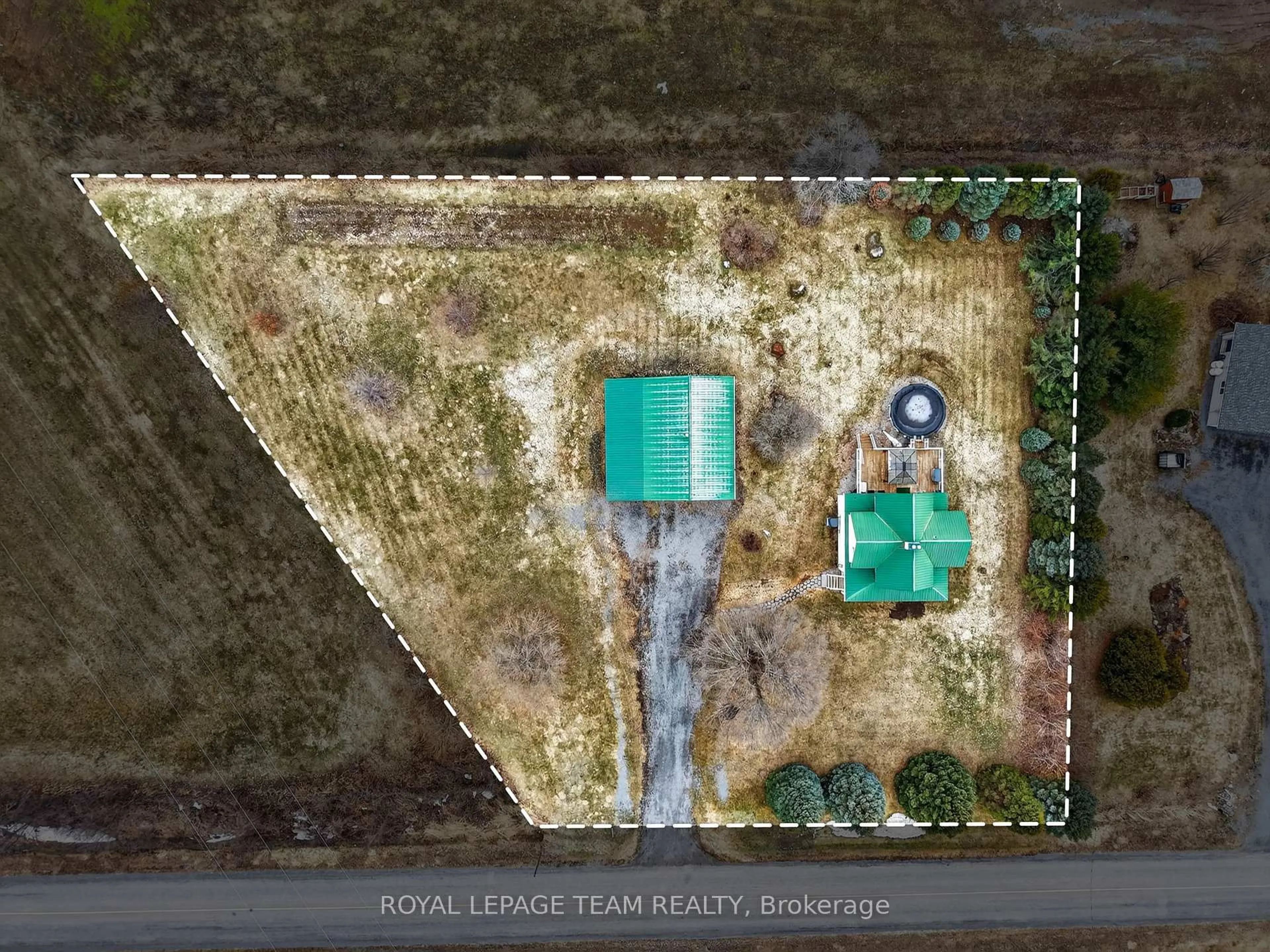 A pic from outside/outdoor area/front of a property/back of a property/a pic from drone, unknown for 180 Route 500 Rd, Russell Ontario K4R 1E5