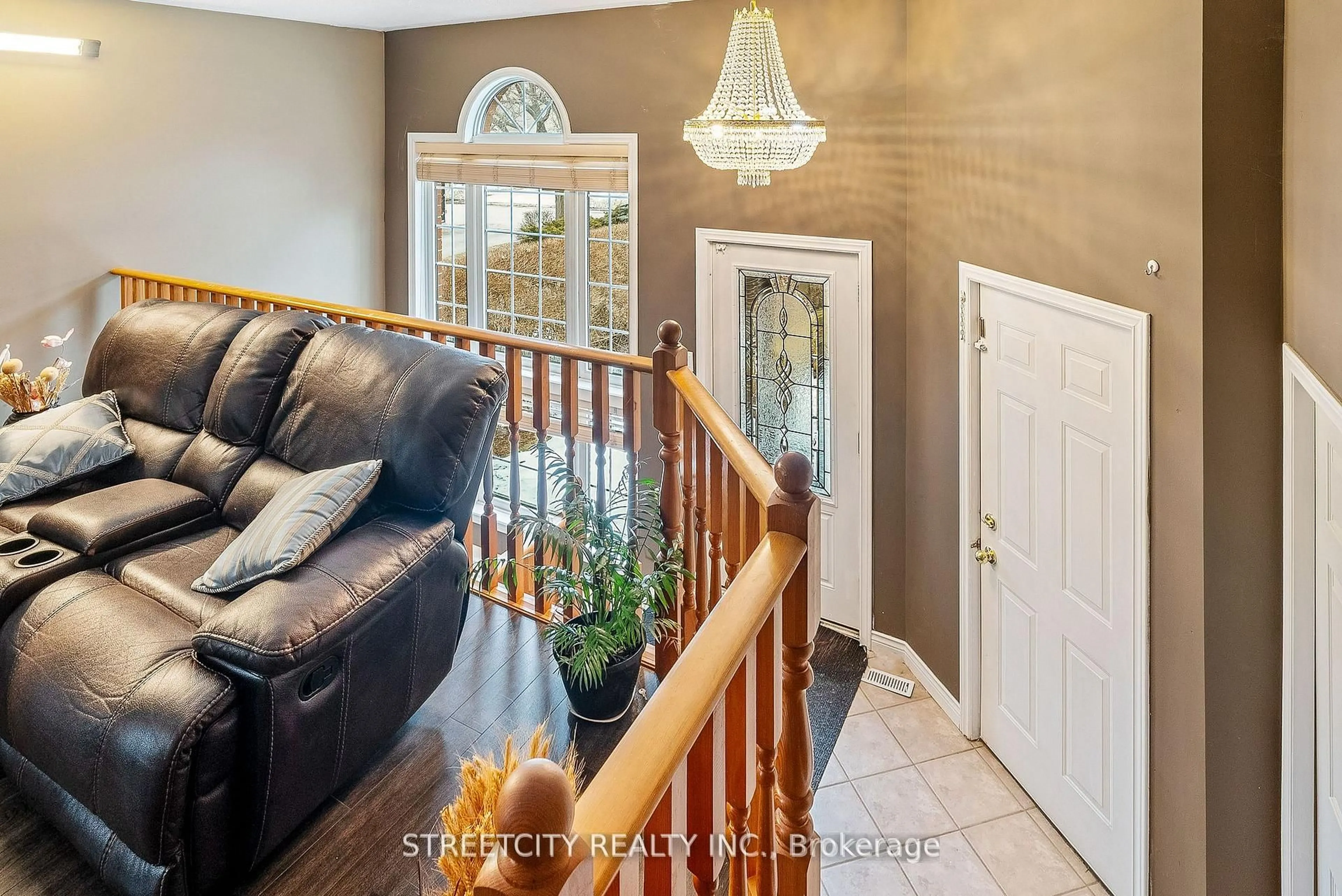 Indoor entryway for 126 Meadowridge Rd, London North Ontario N6H 5N6