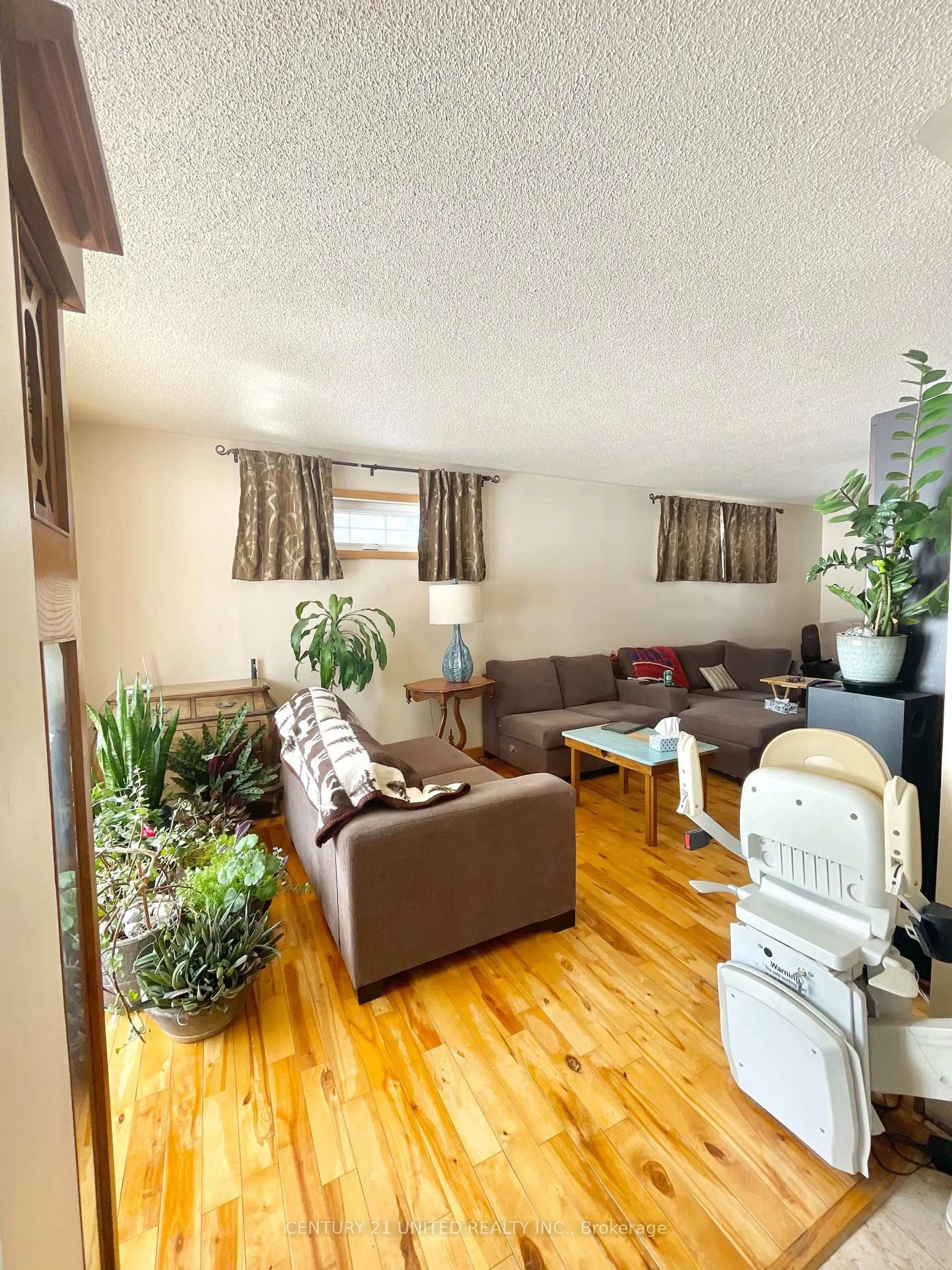 Living room with furniture, wood/laminate floor for 9588 Ardagh Cres, Hamilton Township Ontario K0K 2H0