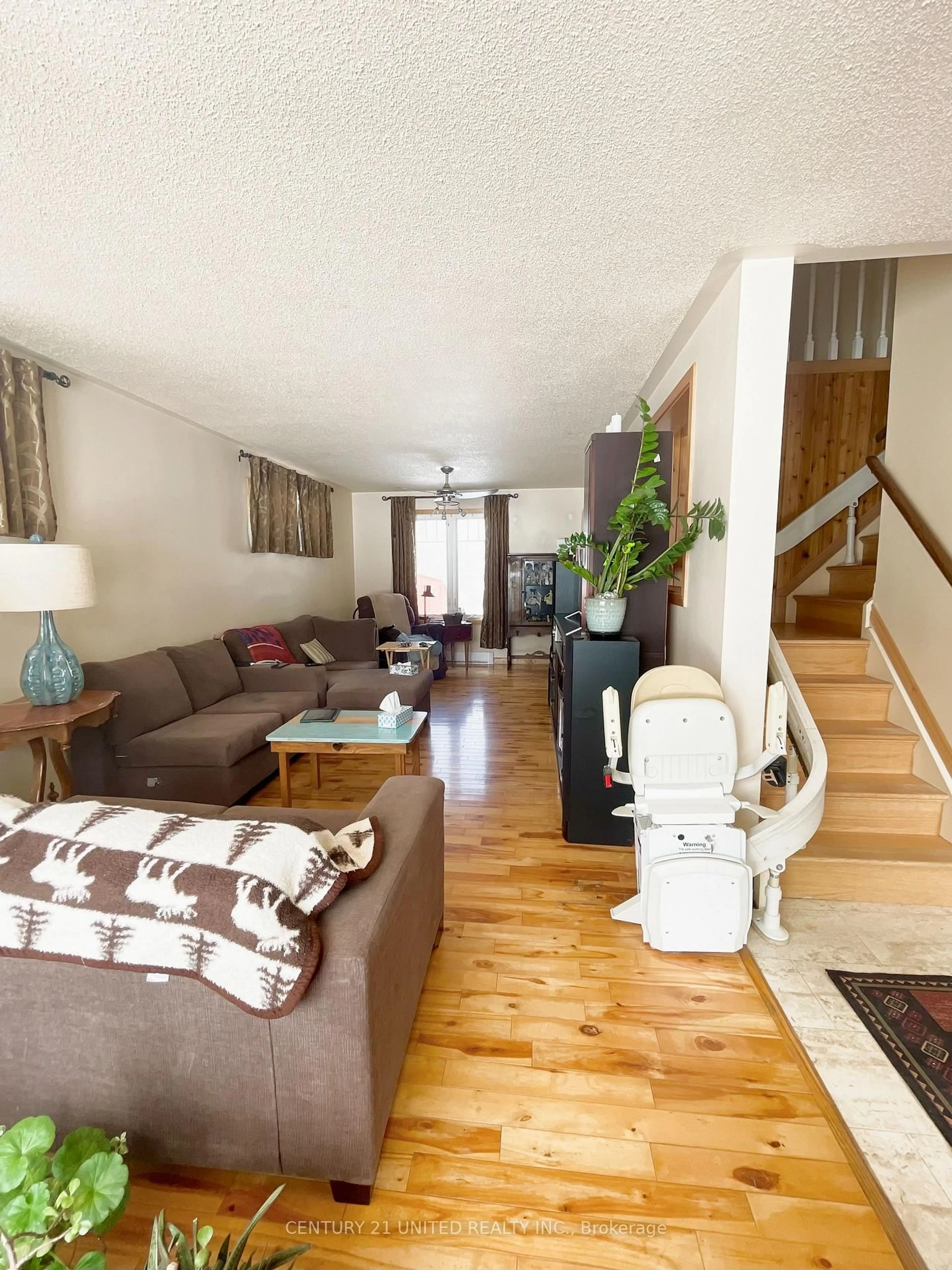 Living room with furniture, wood/laminate floor for 9588 Ardagh Cres, Hamilton Township Ontario K0K 2H0