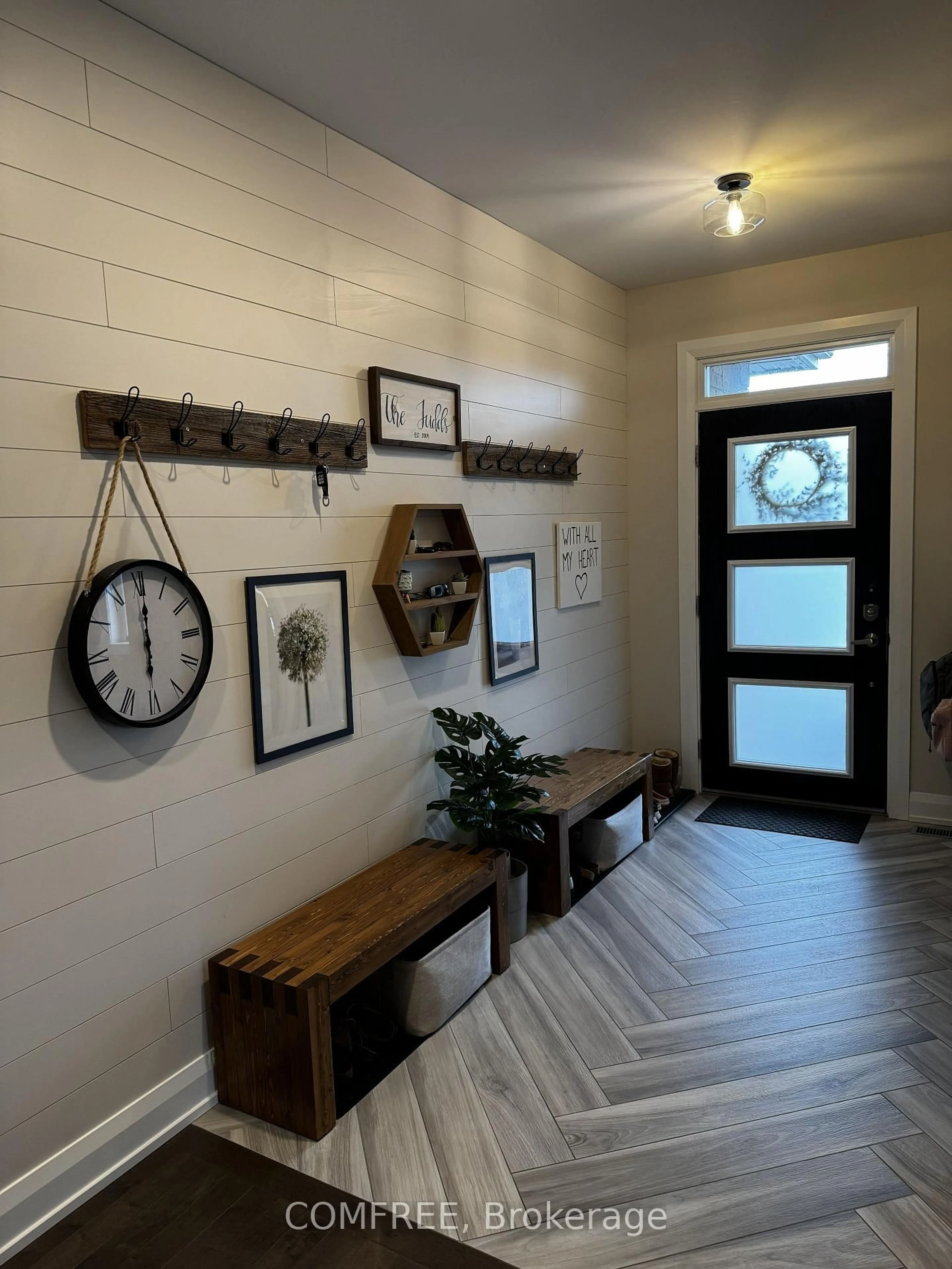 Indoor entryway for 601 Meadowridge Circ, Carp Ontario K0A 1L0