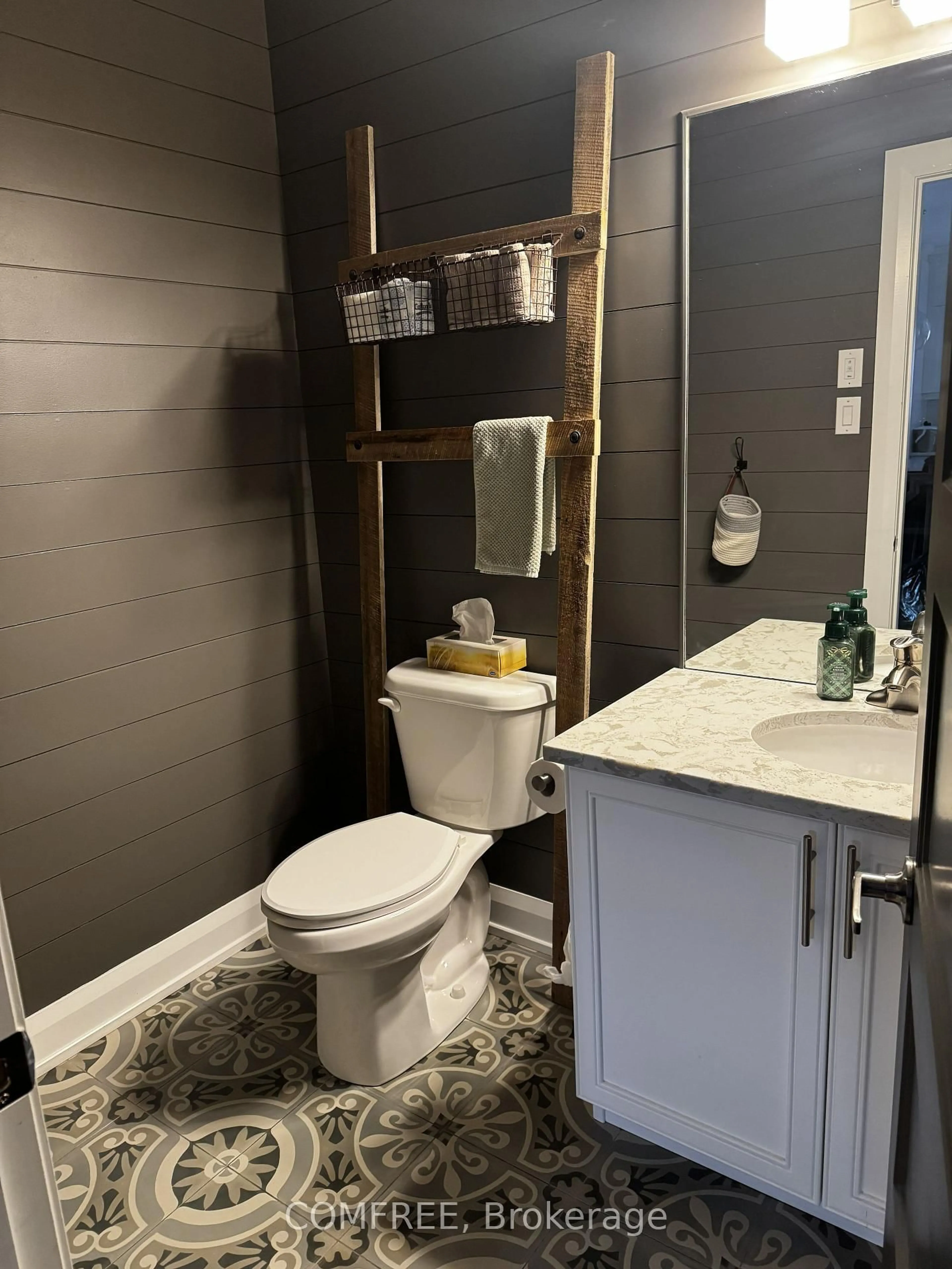 Contemporary bathroom, unknown for 601 Meadowridge Circ, Carp Ontario K0A 1L0