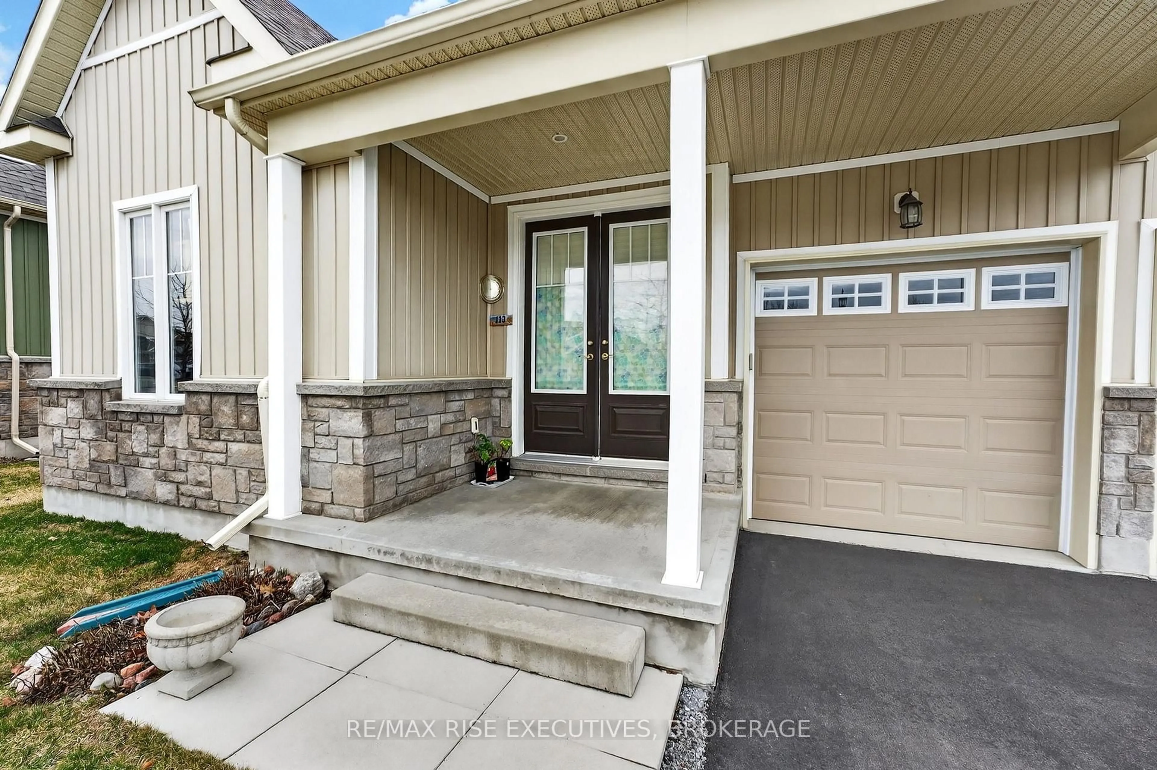 Indoor entryway for 113 Country Club Dr, Bath Ontario K0H 1G0