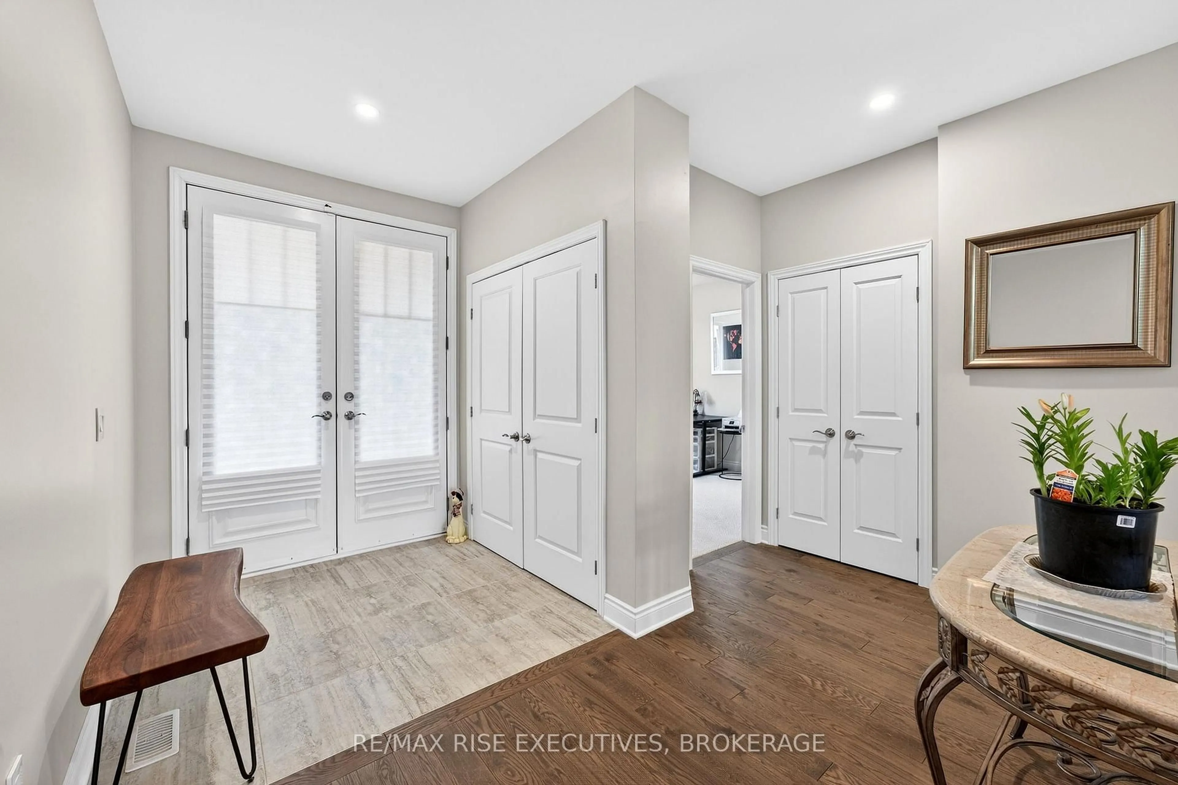 Indoor entryway for 113 Country Club Dr, Bath Ontario K0H 1G0