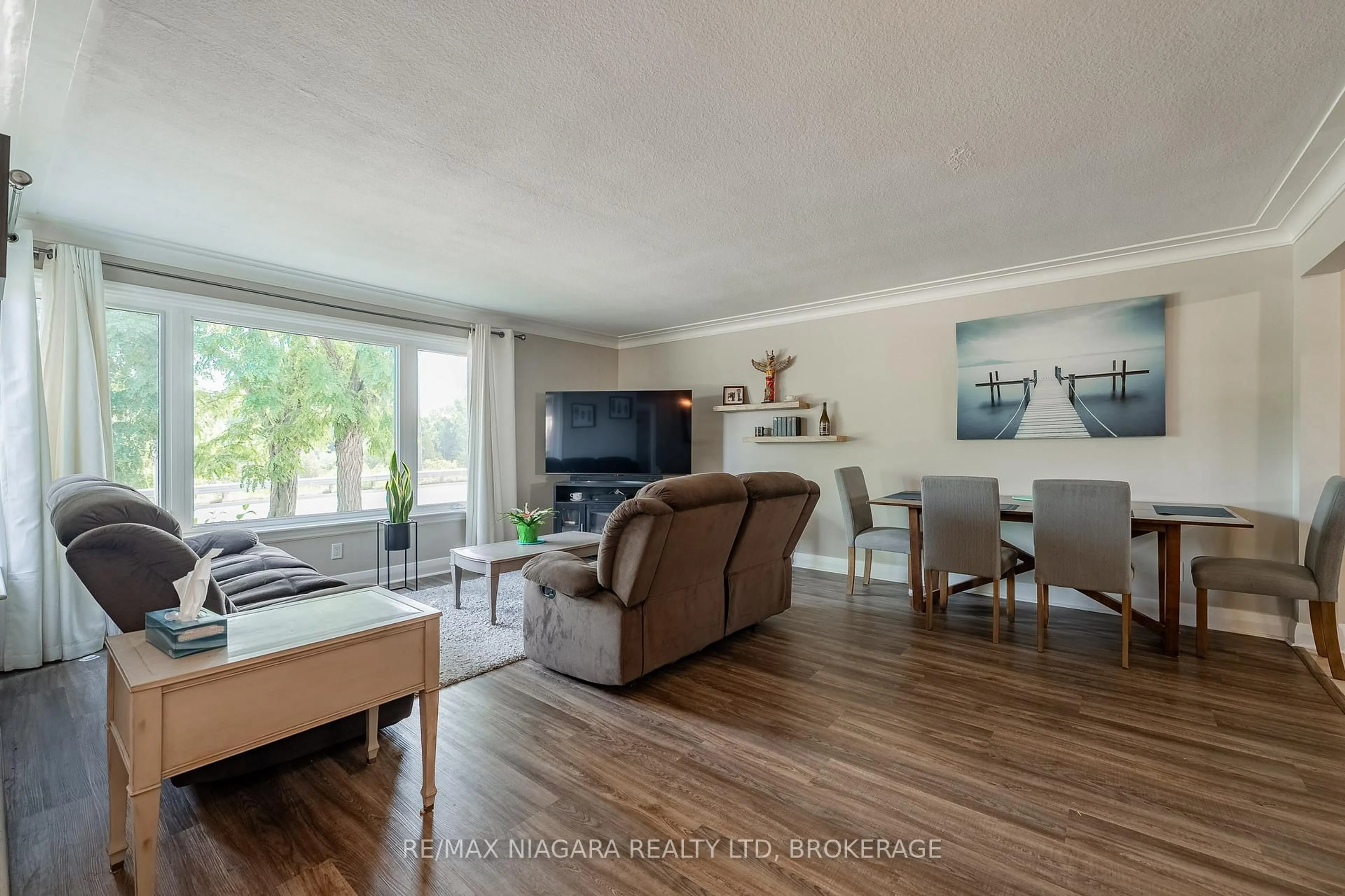 Living room with furniture, wood/laminate floor for 63 Moffatt St, St. Catharines Ontario L2P 2L5