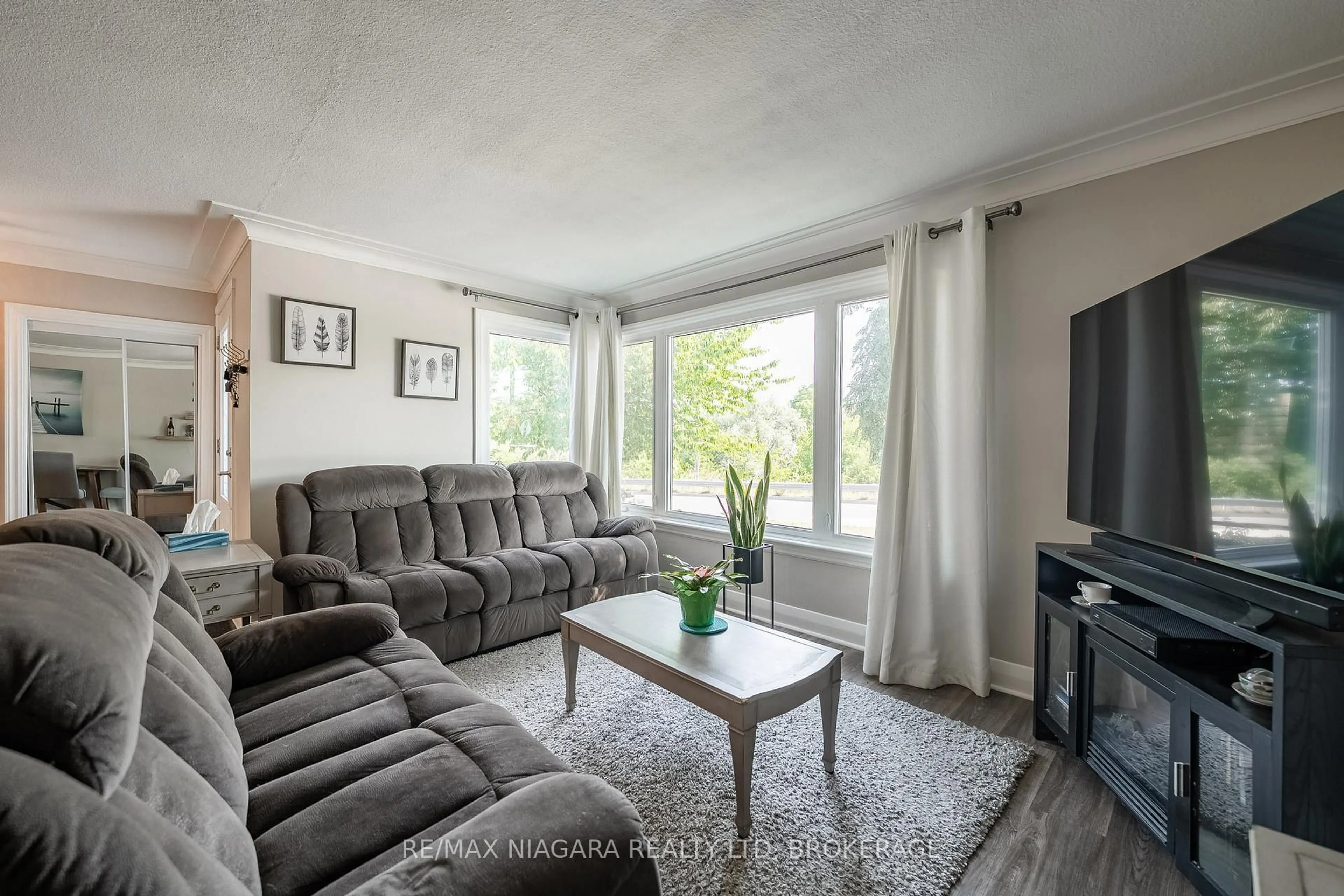 Living room with furniture, wood/laminate floor for 63 Moffatt St, St. Catharines Ontario L2P 2L5