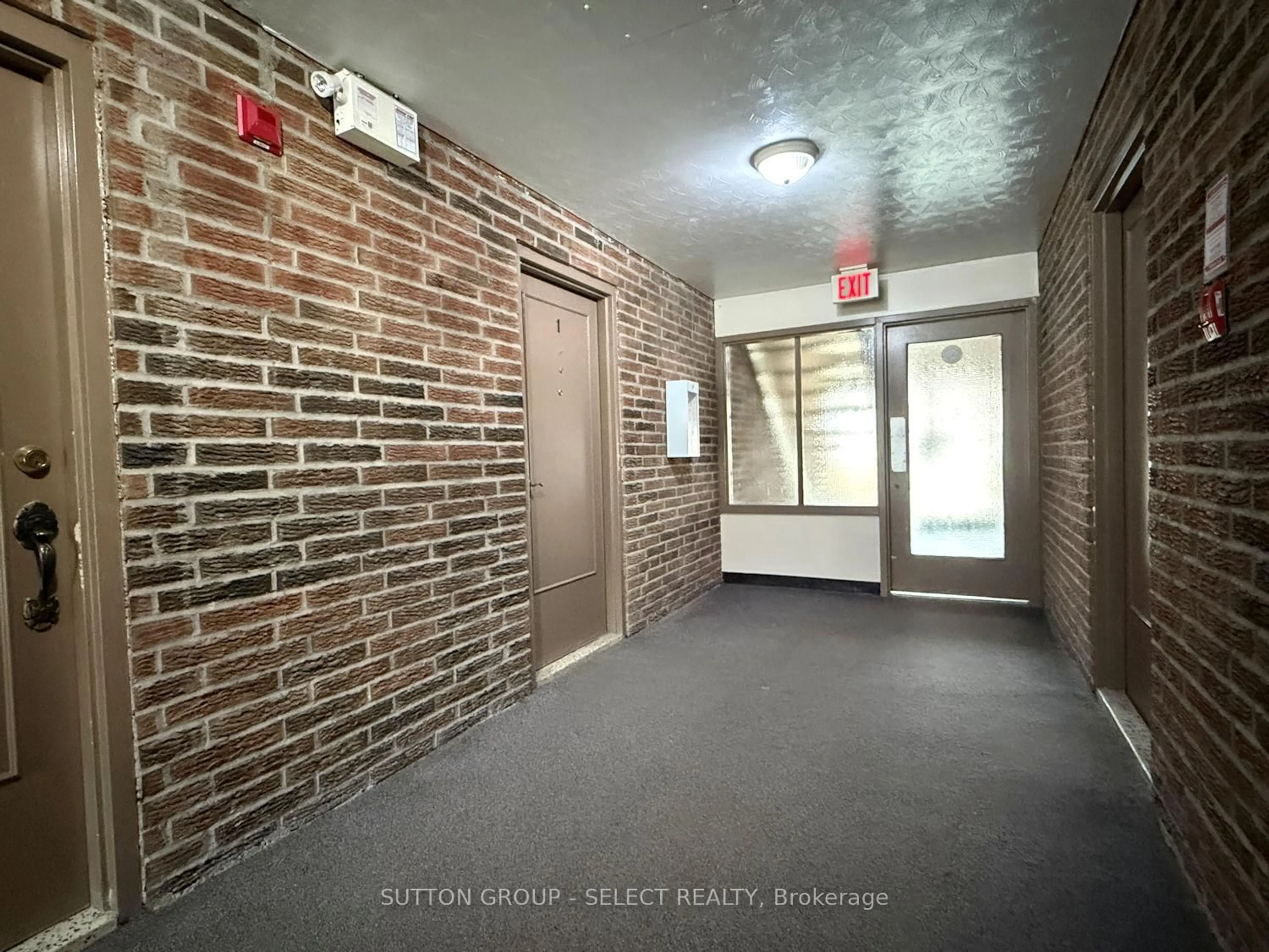 Indoor foyer for 75 Baldoon Rd #1, Chatham-Kent Ontario N7L 1E2