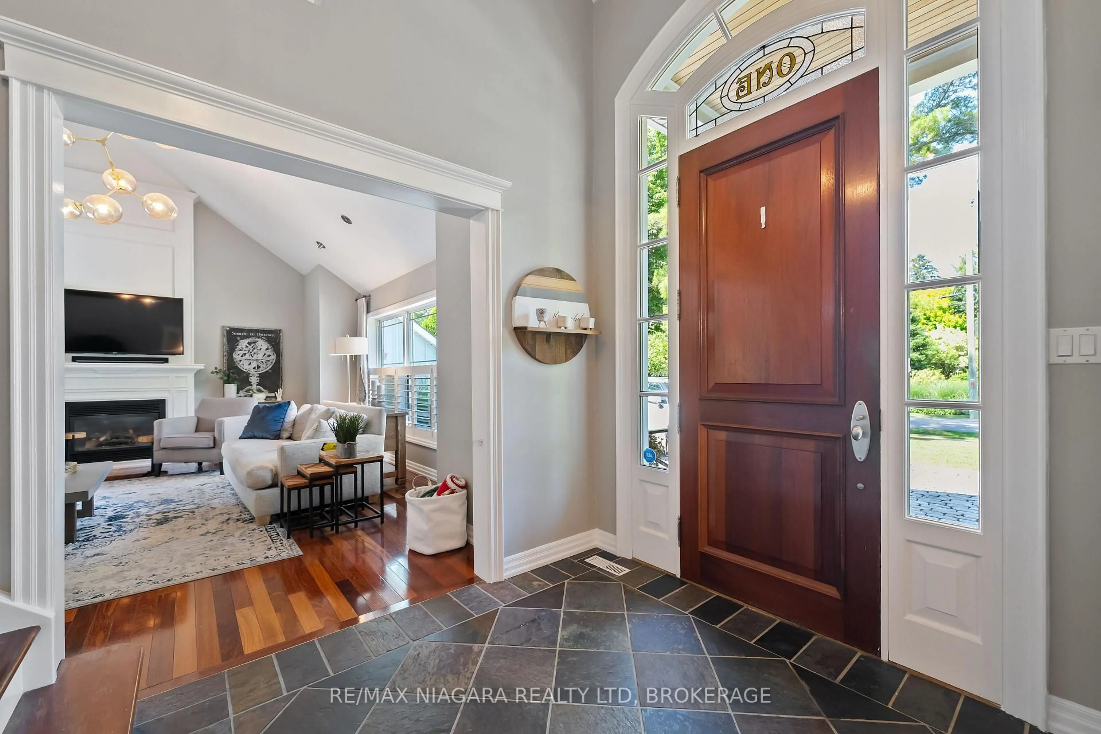 Indoor entryway for 1 Graham Ave, St. Catharines Ontario L2N 5L1