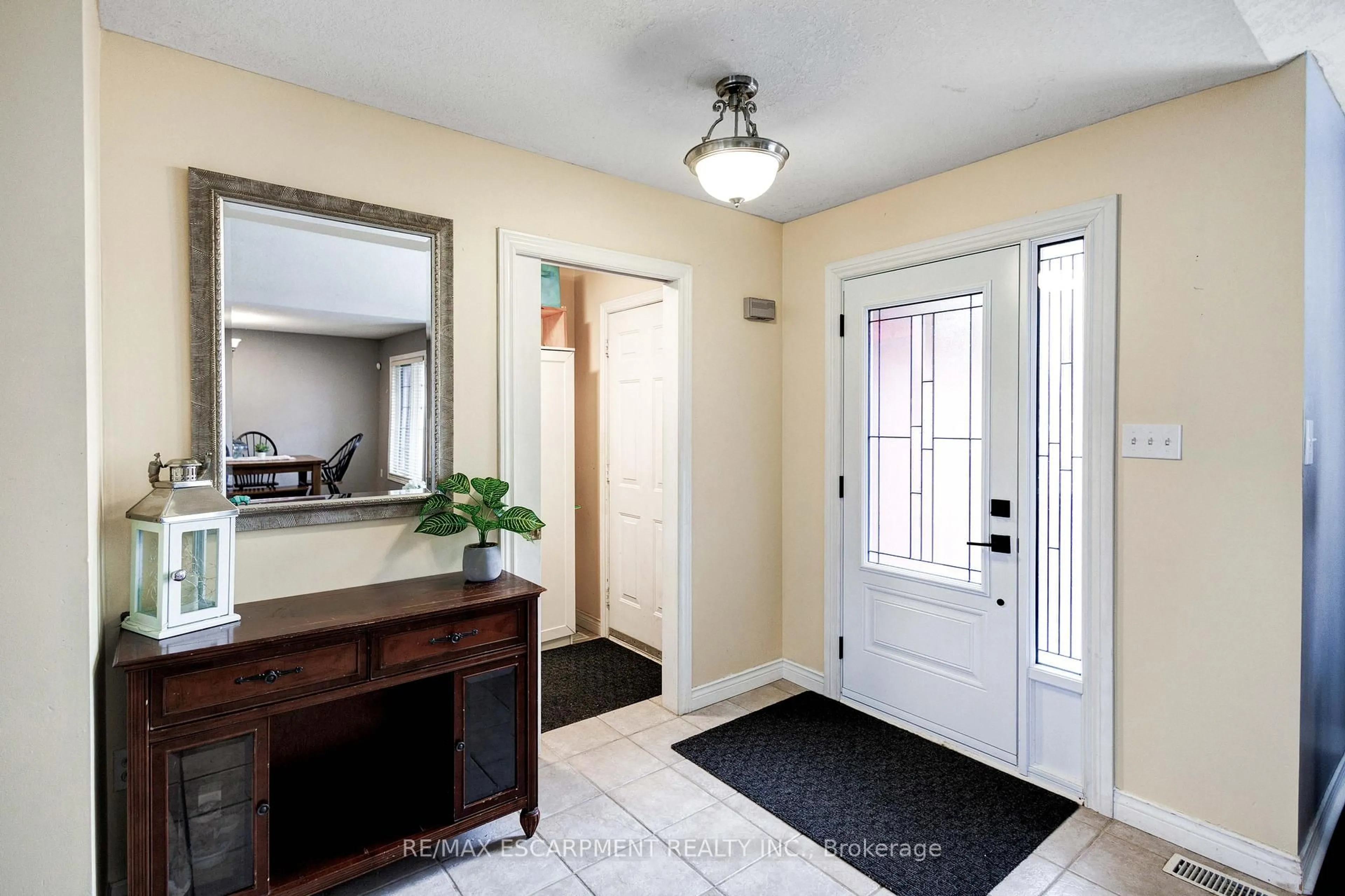 Indoor entryway for 65 Thistlemoor Dr, Haldimand Ontario N3W 2K5