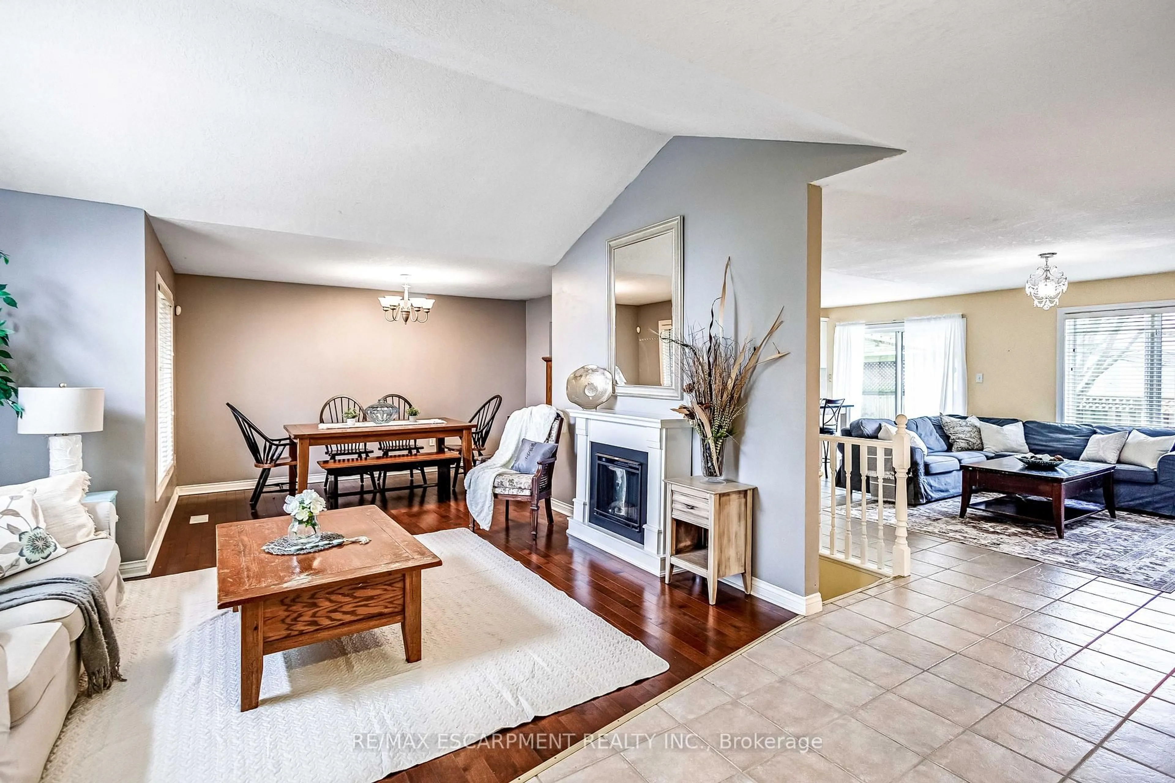 Living room with furniture, ceramic/tile floor for 65 Thistlemoor Dr, Haldimand Ontario N3W 2K5