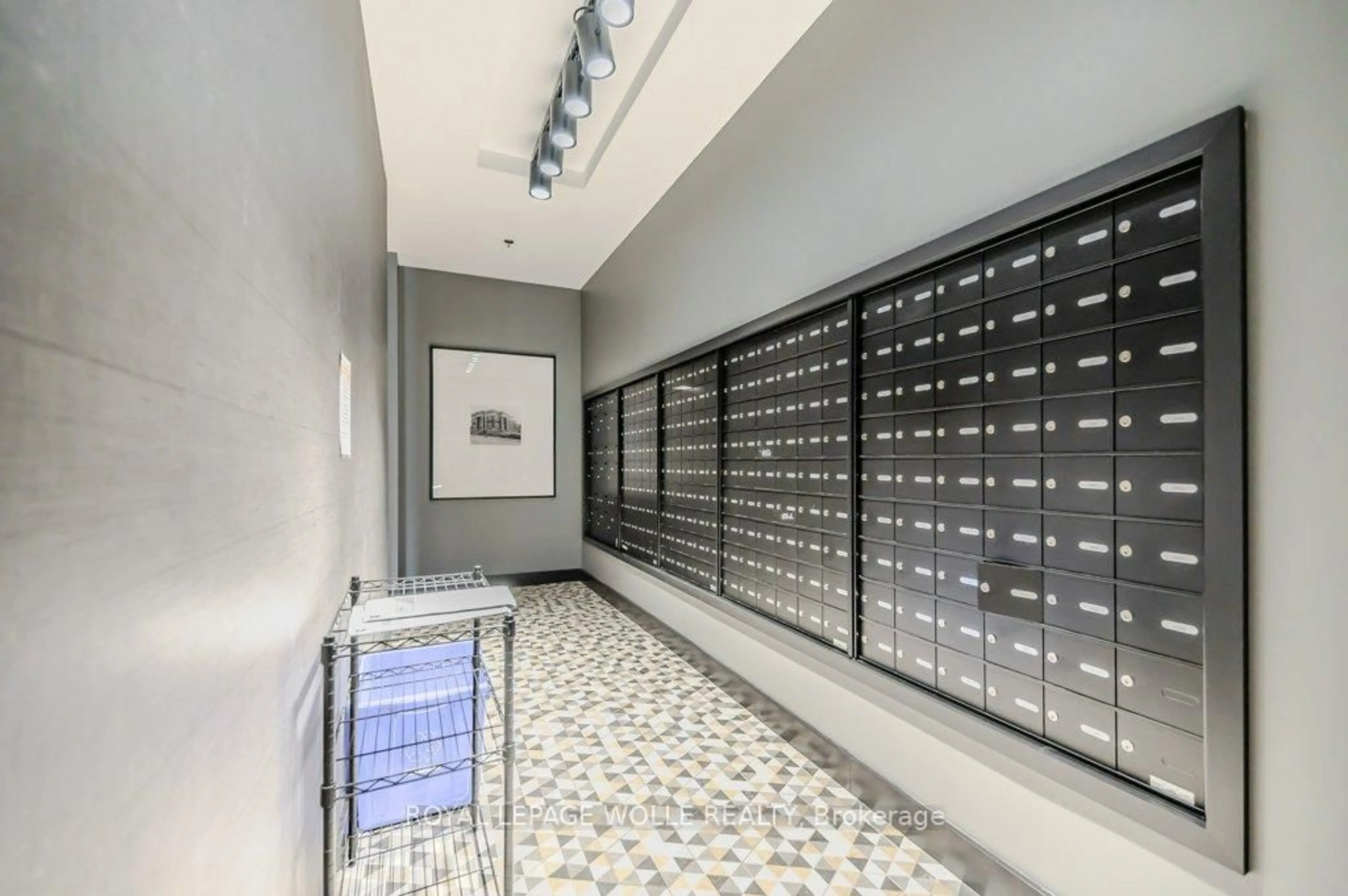 Indoor foyer for 50 Grand Ave #1604, Cambridge Ontario N1S 0C2