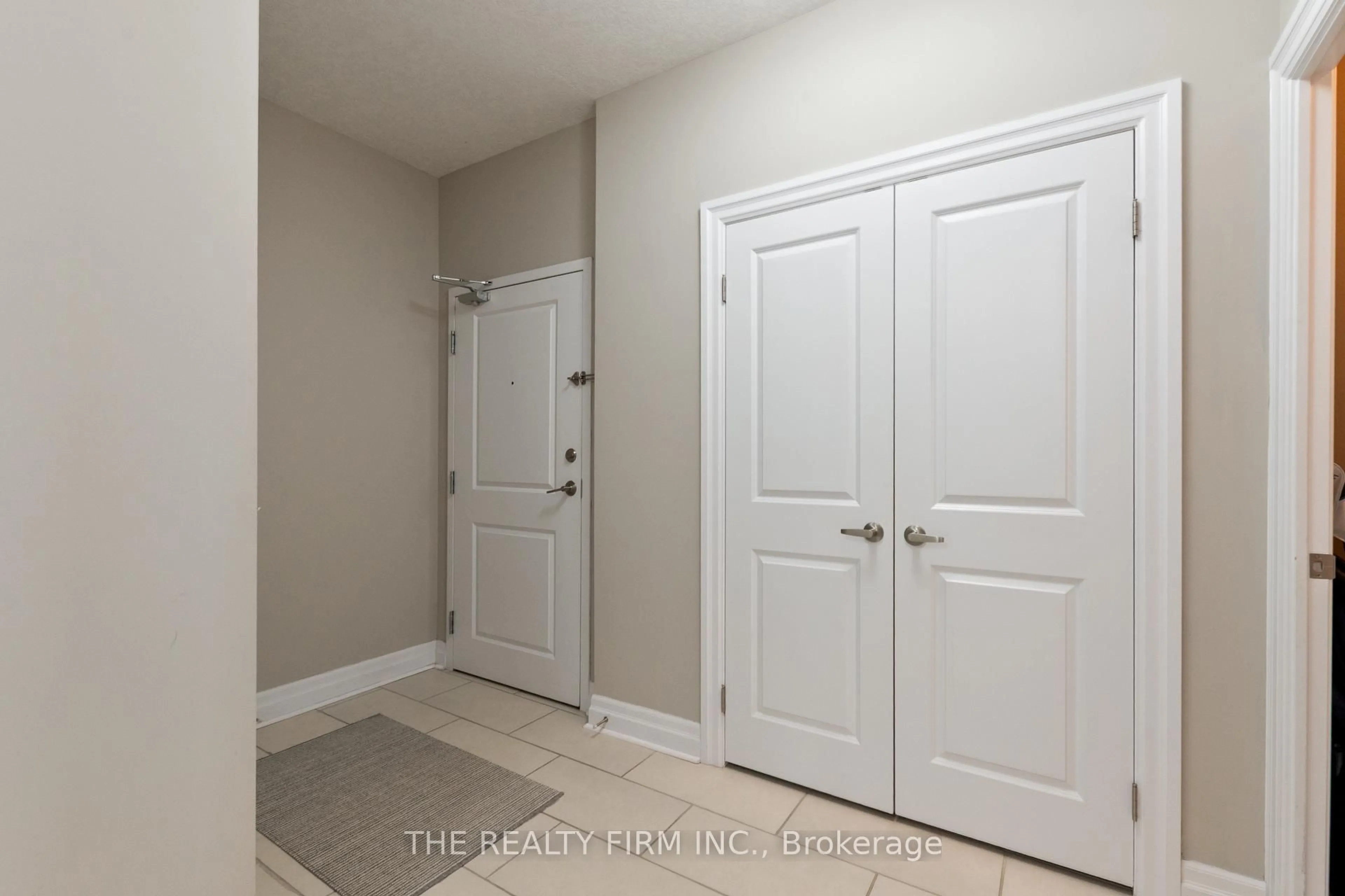 Indoor entryway for 240 Villagewalk Blvd #1011, London North Ontario N6G 0P6