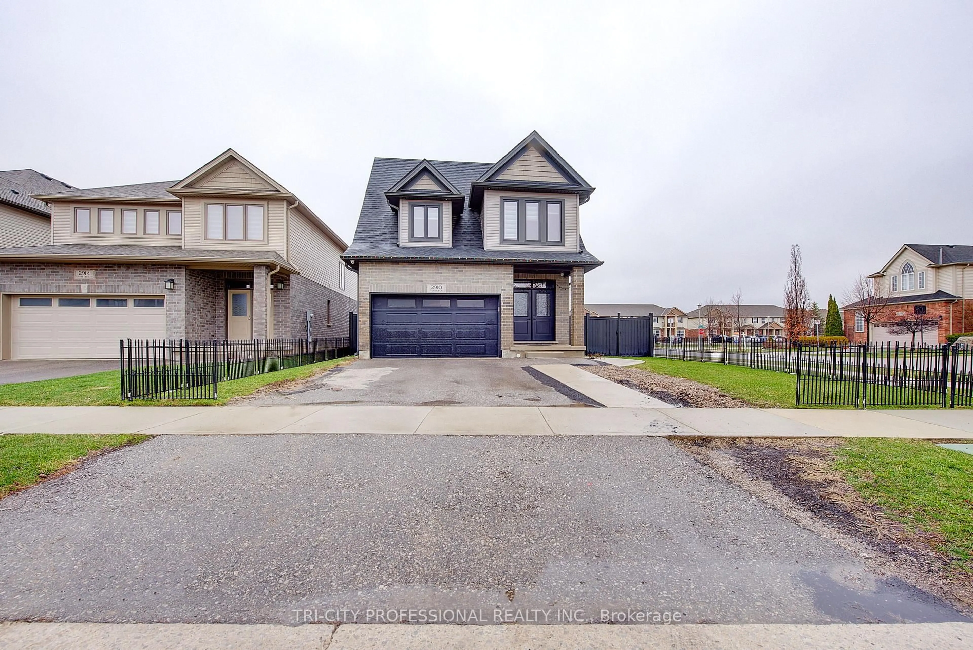 A pic from outside/outdoor area/front of a property/back of a property/a pic from drone, street for 2910 Turner Cres, London South Ontario N6M 0A1