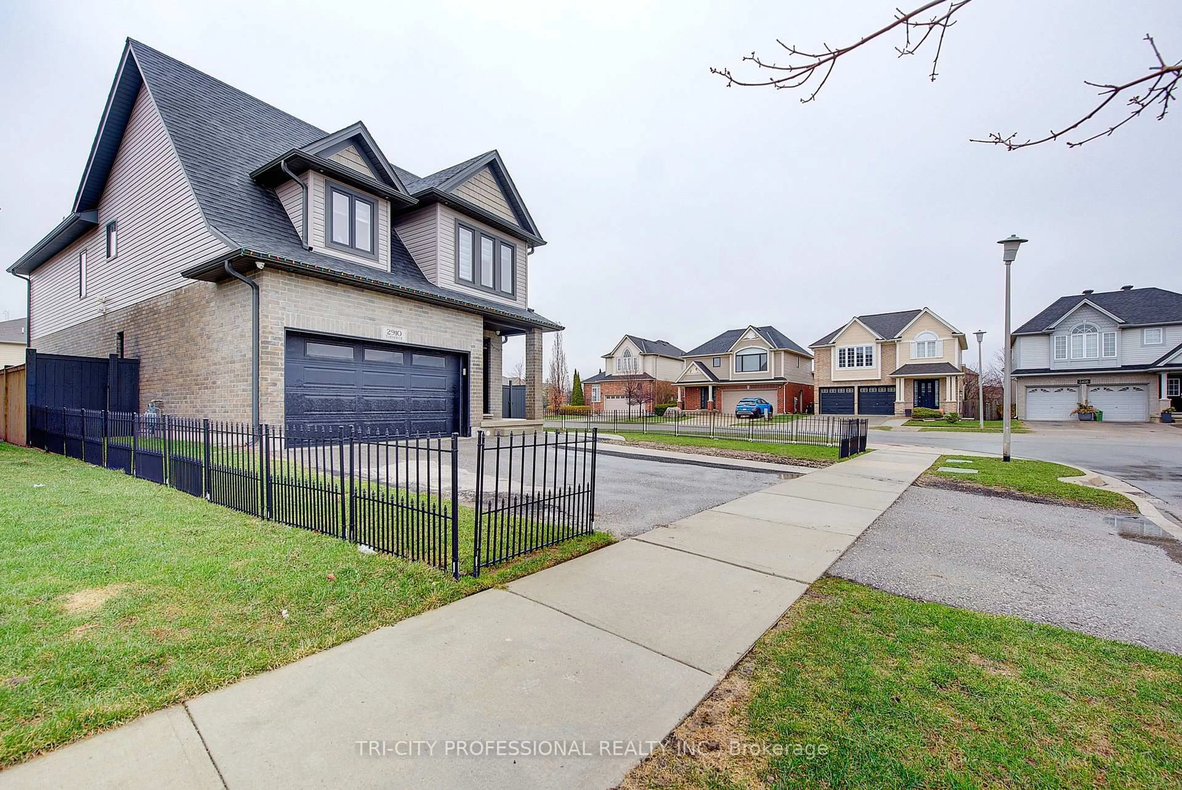 A pic from outside/outdoor area/front of a property/back of a property/a pic from drone, street for 2910 Turner Cres, London South Ontario N6M 0A1