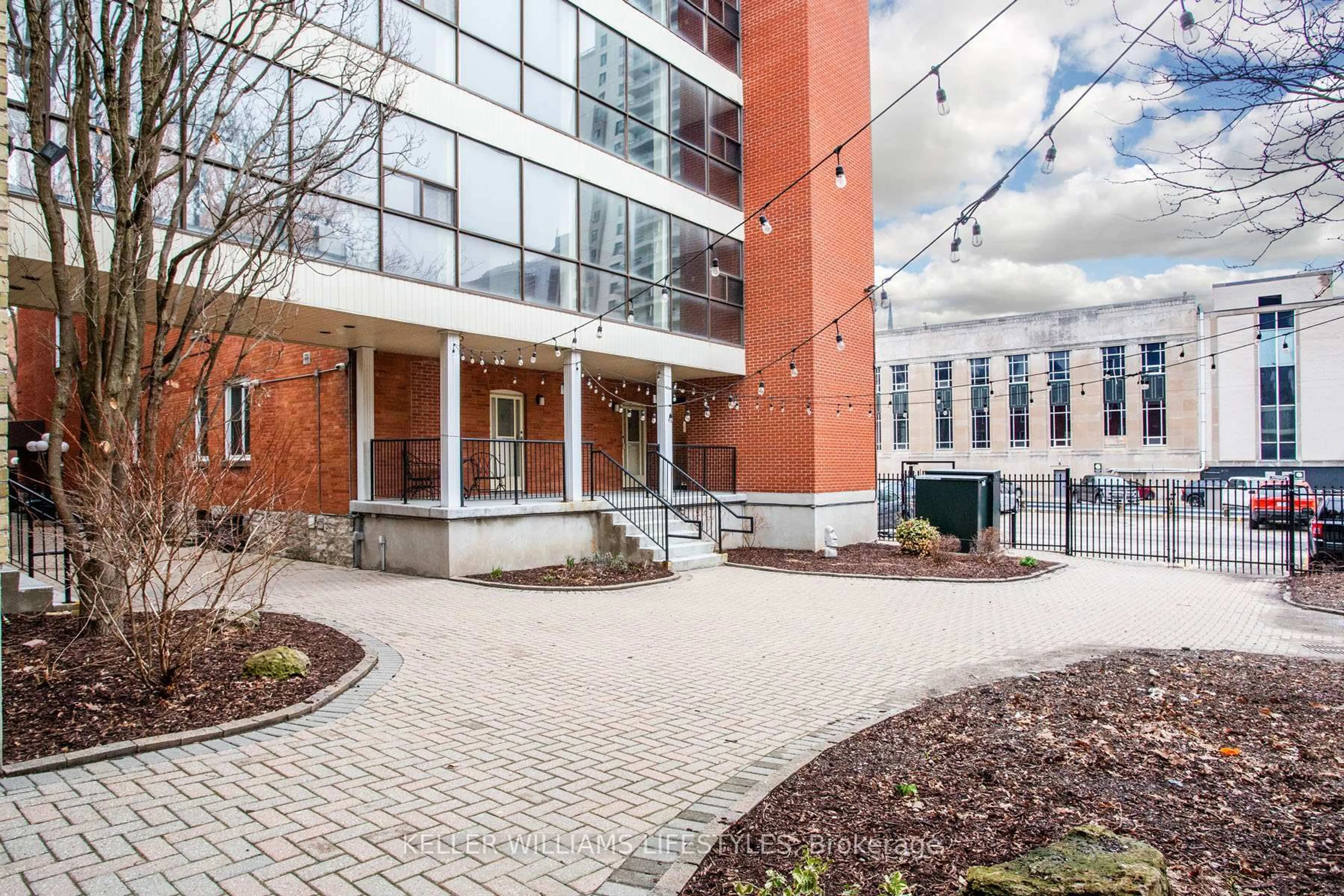 Unknown for 275 Queens Ave #105, London East Ontario N6B 1X2