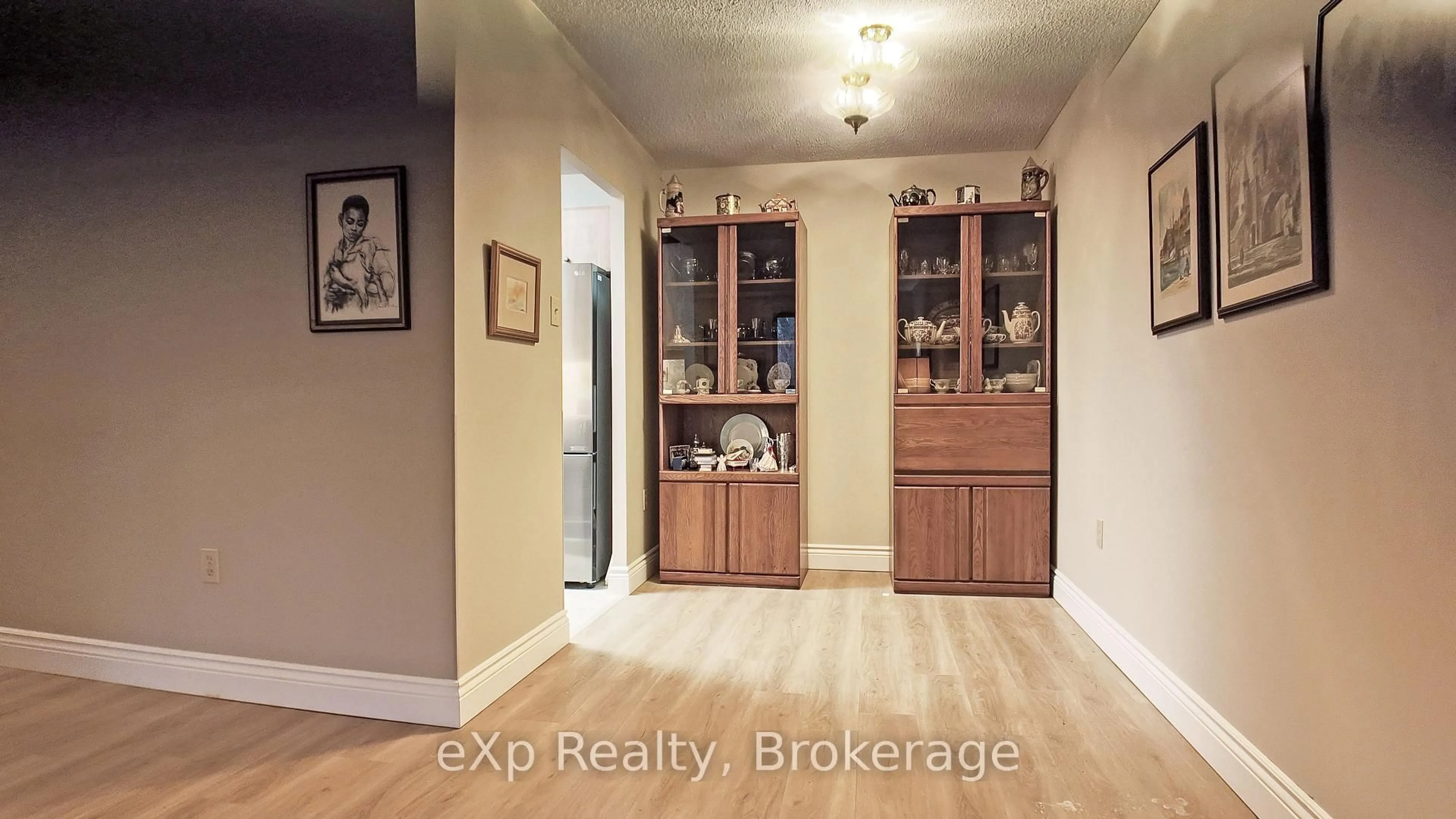 Indoor entryway for 5 Valleyside Dr #402, Brockton Ontario N0G 2V0