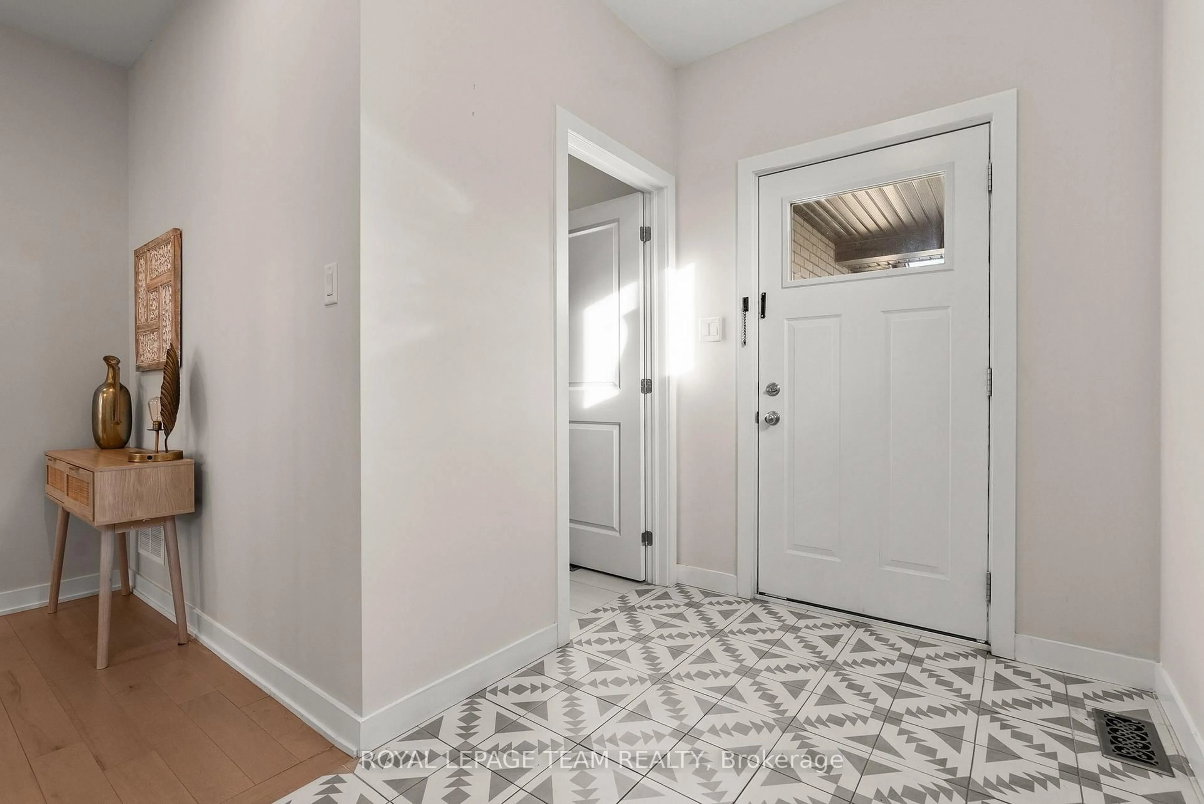 Indoor entryway for 846 Sendero Way, Ottawa Ontario K2S 2W9