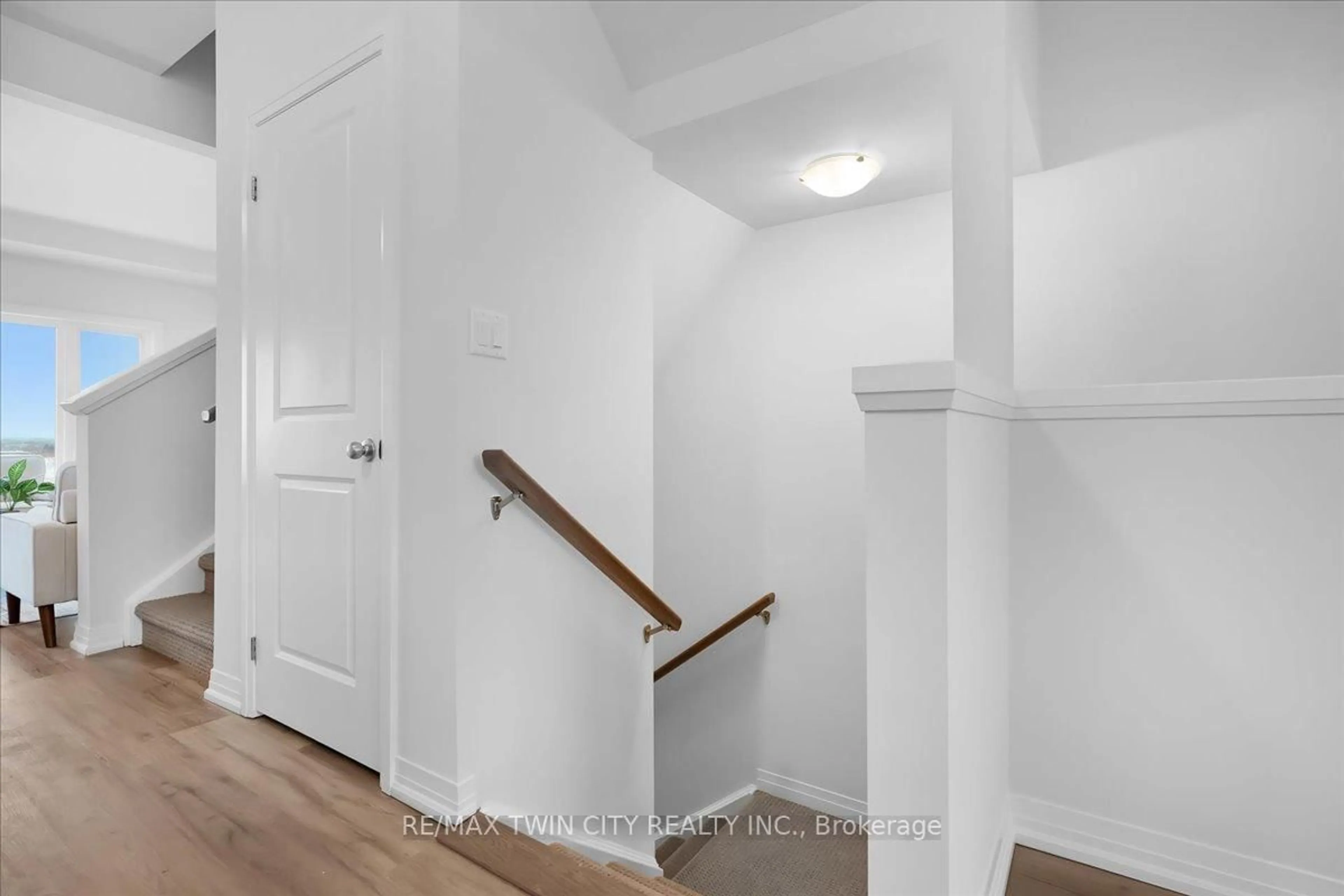 Indoor entryway for 155 Equestrian Way #85, Cambridge Ontario N3E 0E7