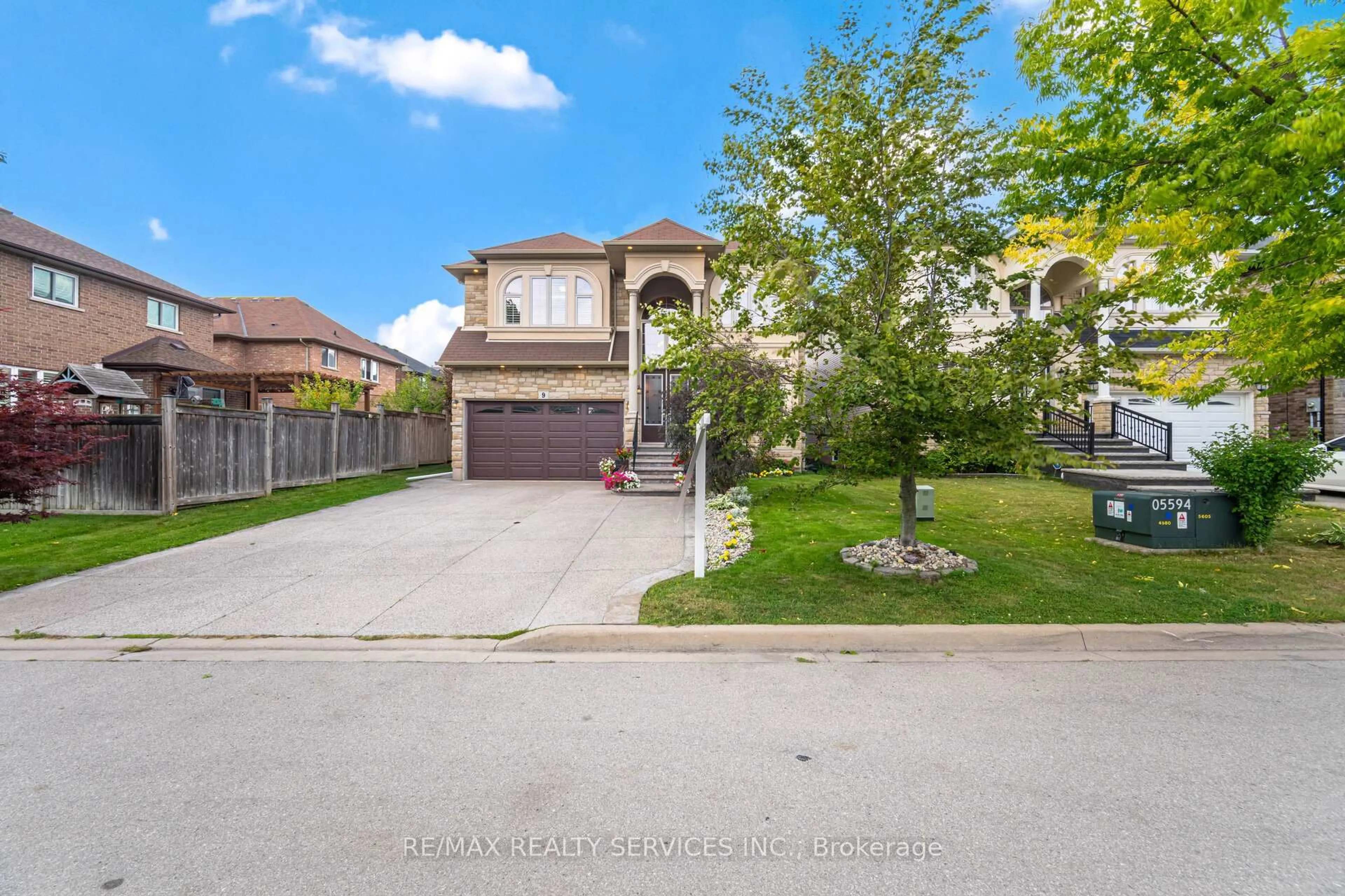 A pic from outside/outdoor area/front of a property/back of a property/a pic from drone, street for 9 Lorupe Crt, Hamilton Ontario L9G 0B4