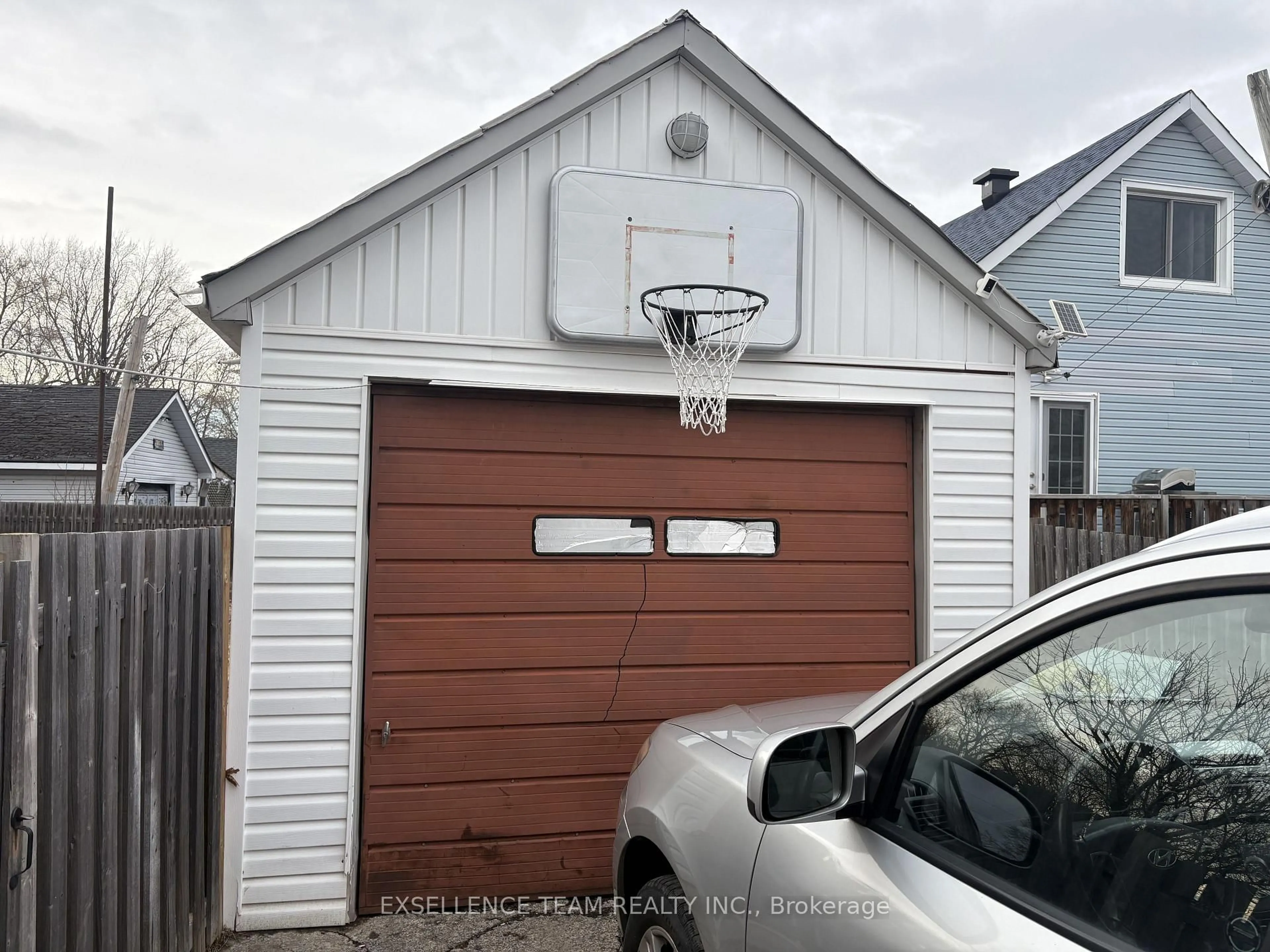 Indoor garage for 225-225A 8TH St, Cornwall Ontario K6J 2Z7