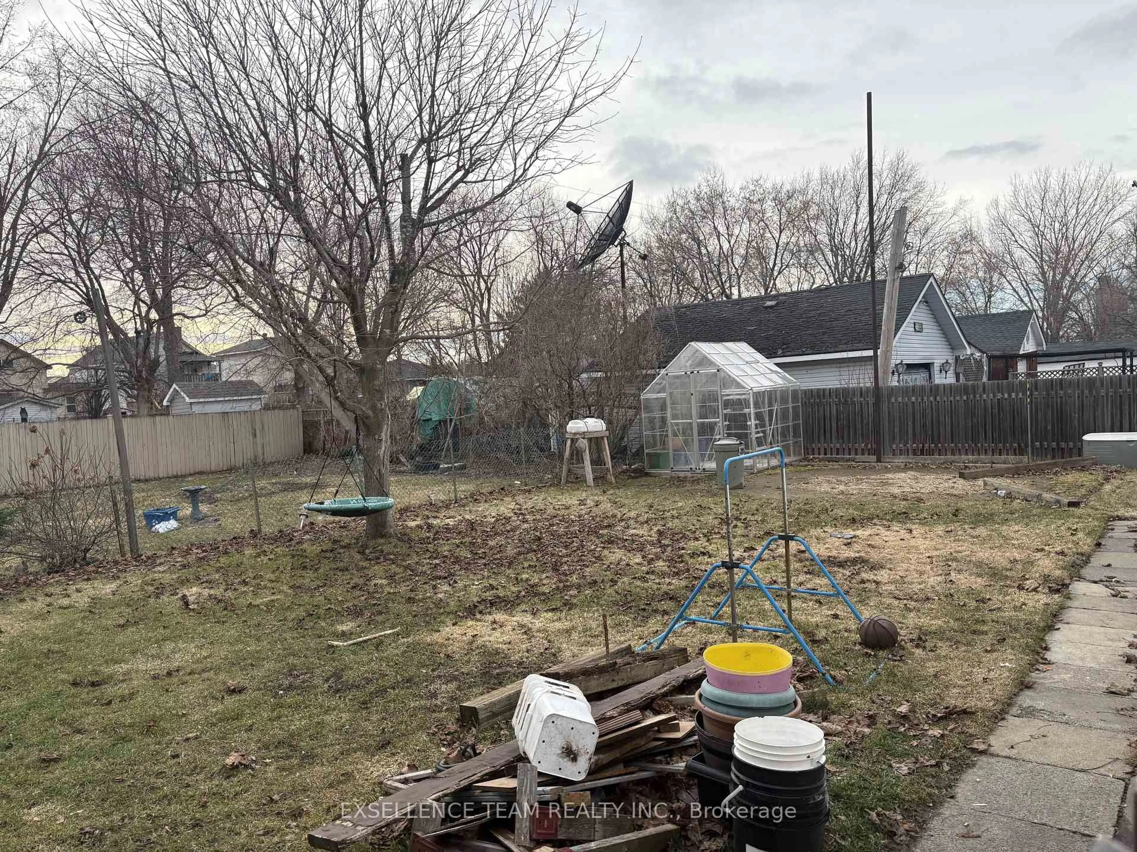 A pic from outside/outdoor area/front of a property/back of a property/a pic from drone, unknown for 225-225A 8TH St, Cornwall Ontario K6J 2Z7