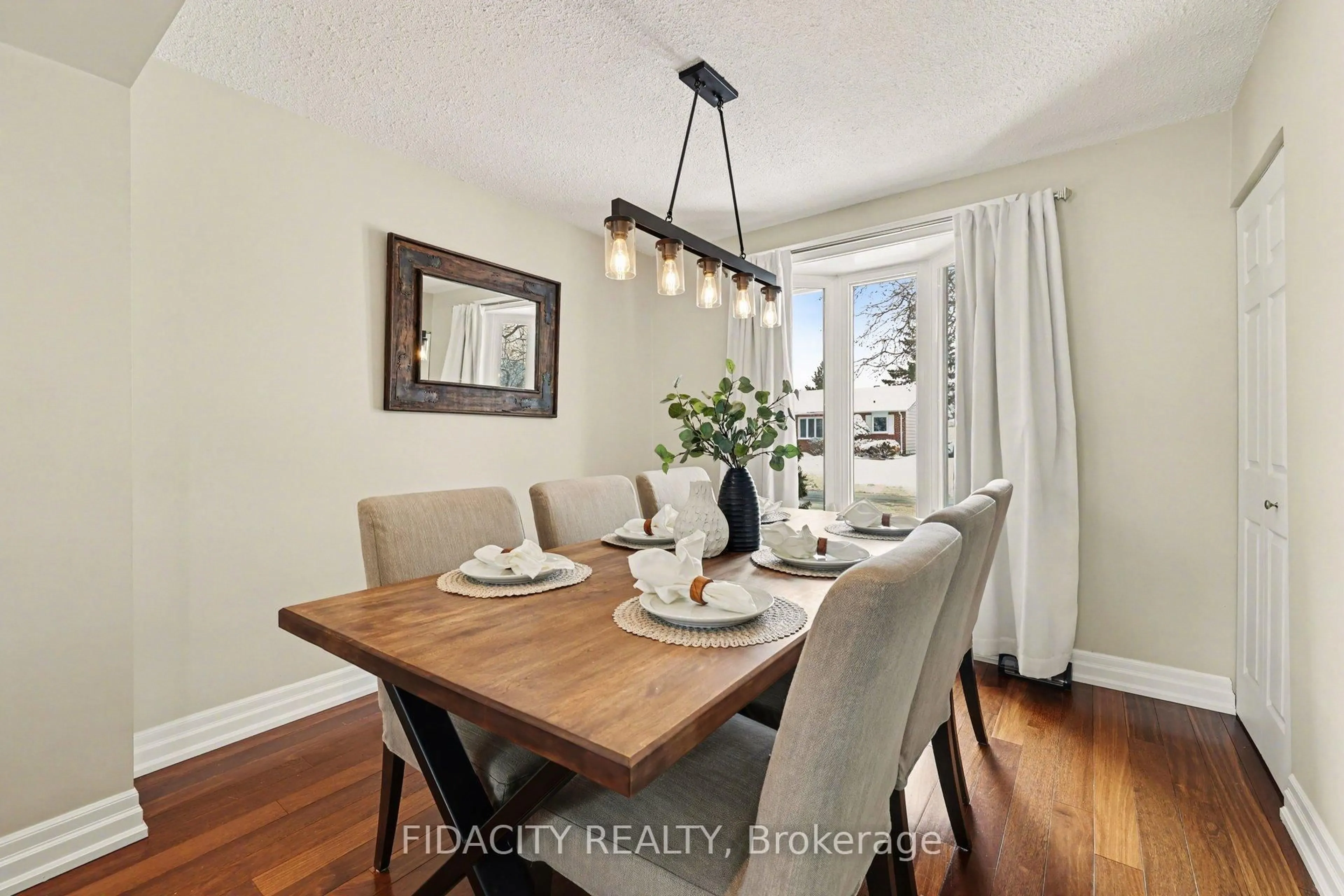 Dining room, wood/laminate floor for 28 Glamorgan Dr, Ottawa Ontario K2L 1P9