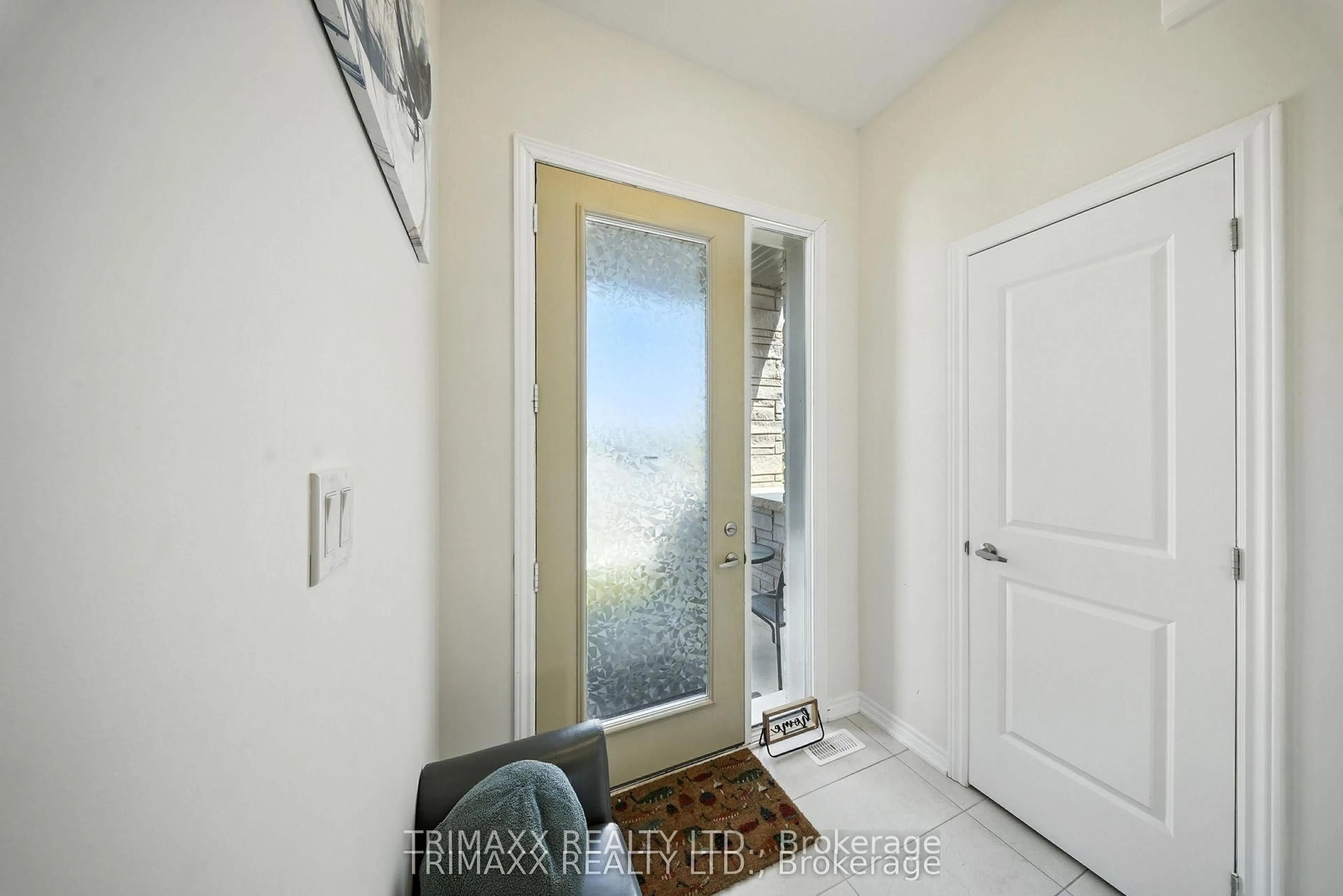 Indoor entryway for 19 Molnar Cres, Brantford Ontario N3T 0X3