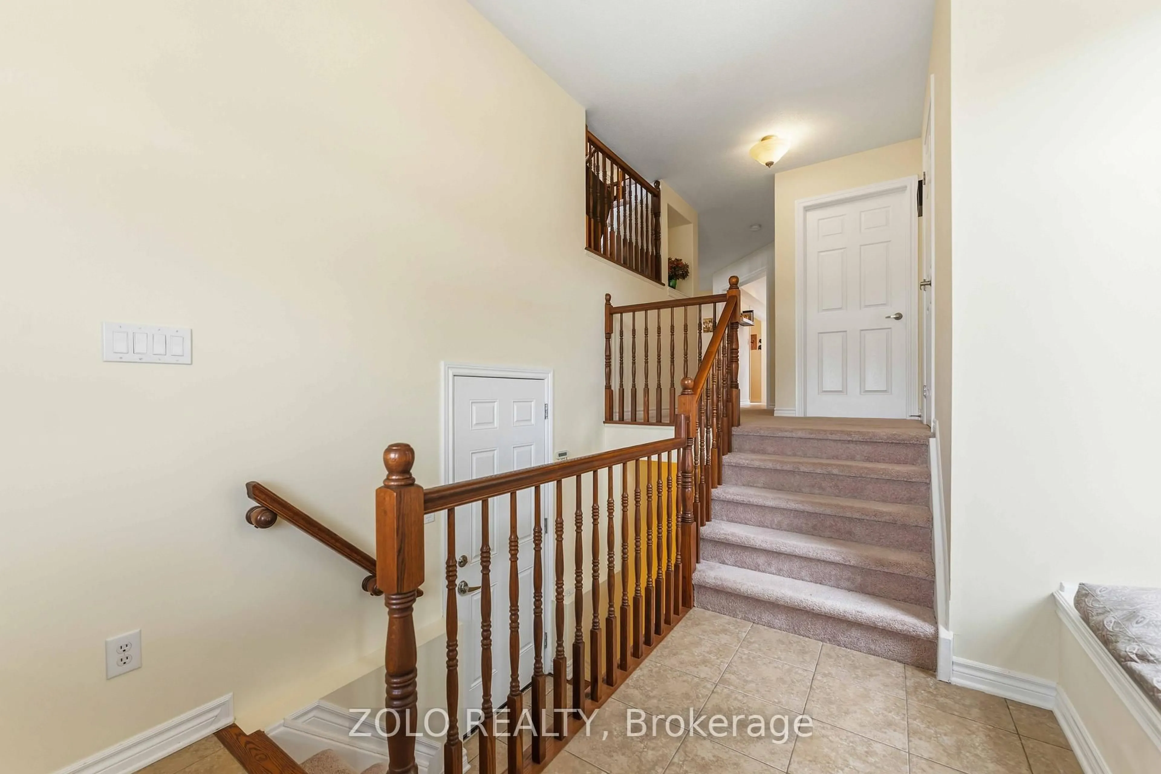 Indoor entryway for 3566 Cambrian Rd, Ottawa Ontario K2J 0T6