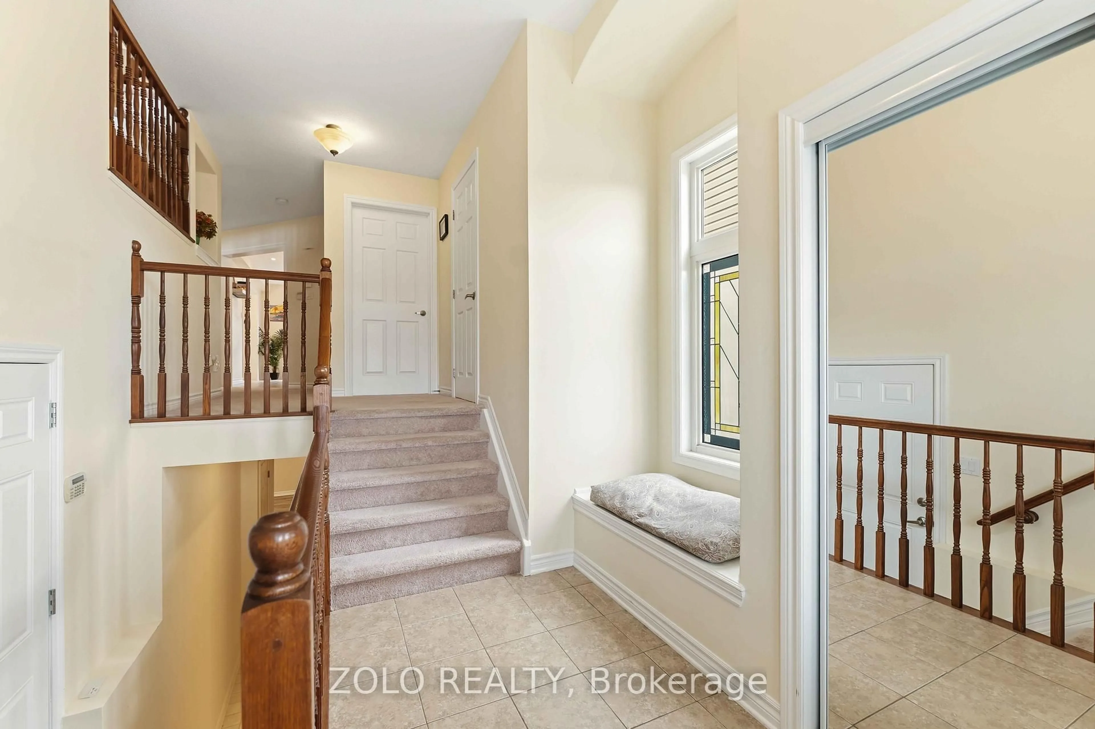 Indoor entryway for 3566 Cambrian Rd, Ottawa Ontario K2J 0T6