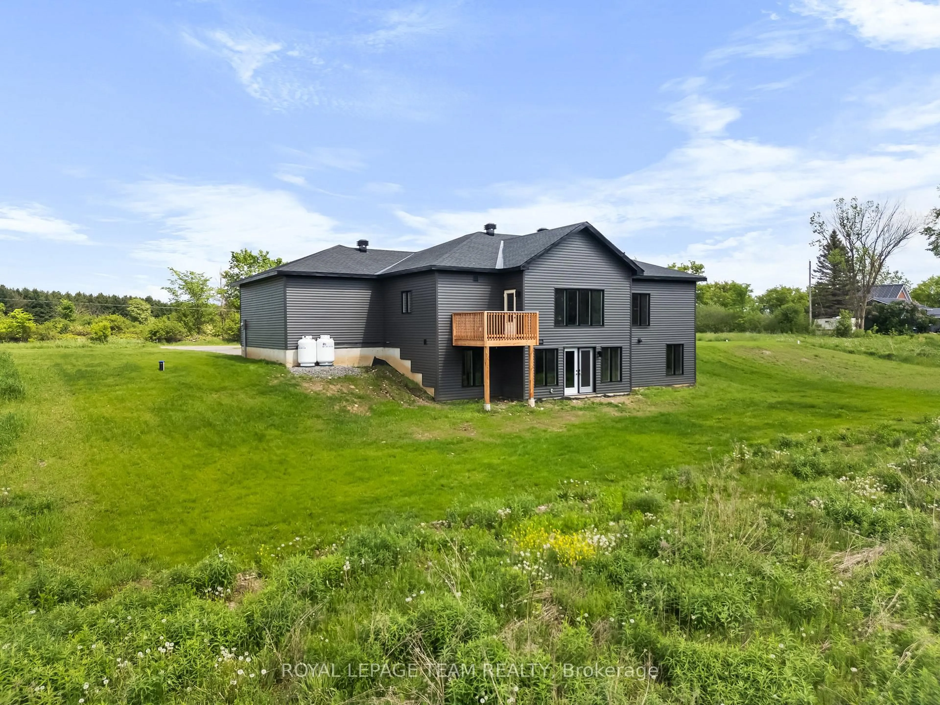 A pic from outside/outdoor area/front of a property/back of a property/a pic from drone, building for 465 Pioneer Rd, Merrickville-Wolford Ontario K0G 1N0