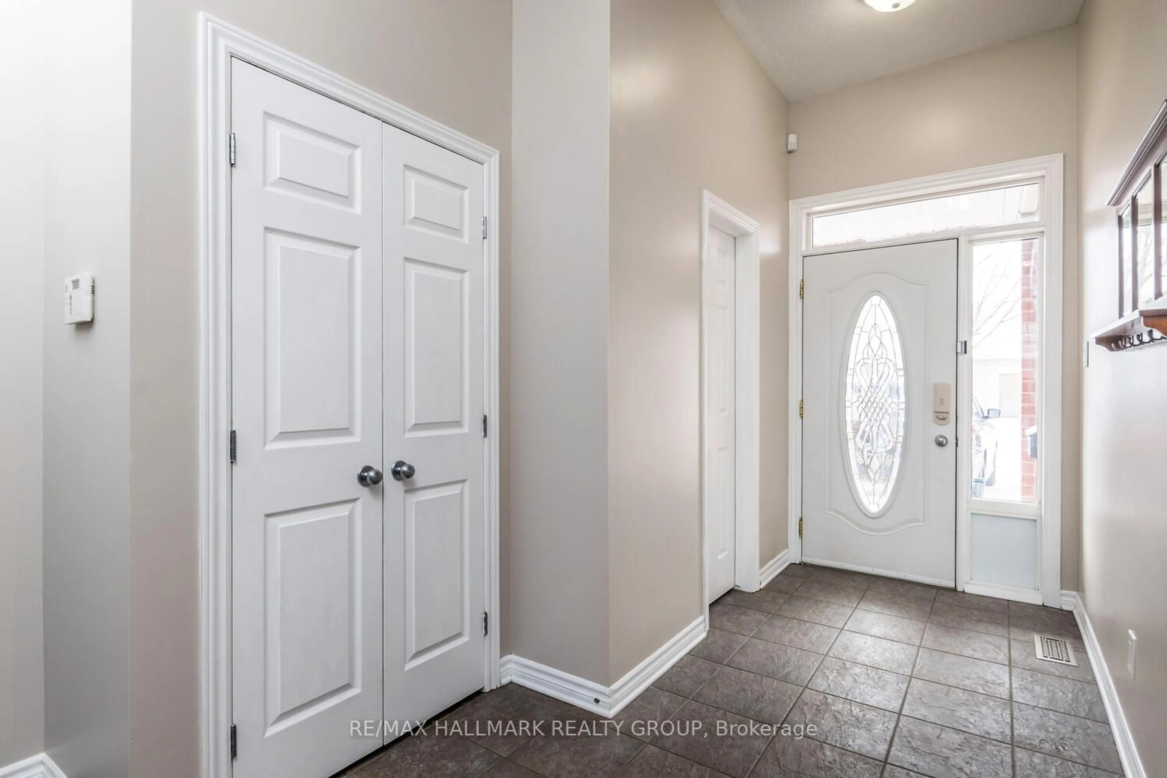 Indoor entryway for 266 Horseshoe Cres, Ottawa Ontario K2S 0B7