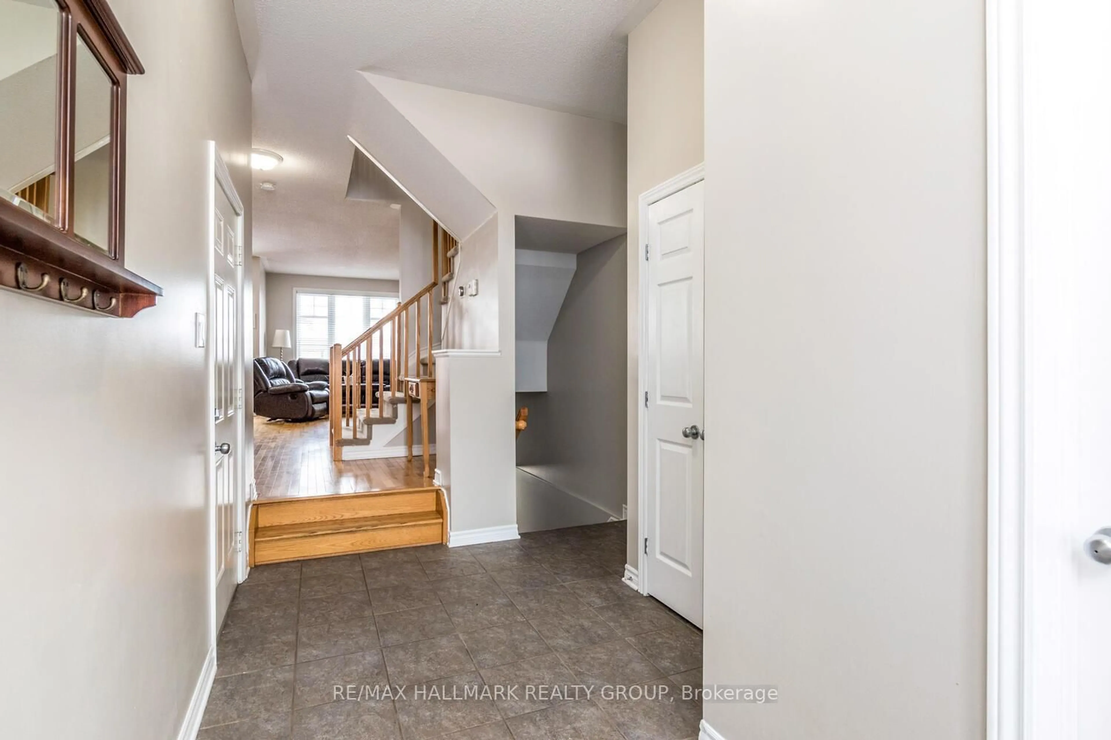 Indoor entryway for 266 Horseshoe Cres, Ottawa Ontario K2S 0B7