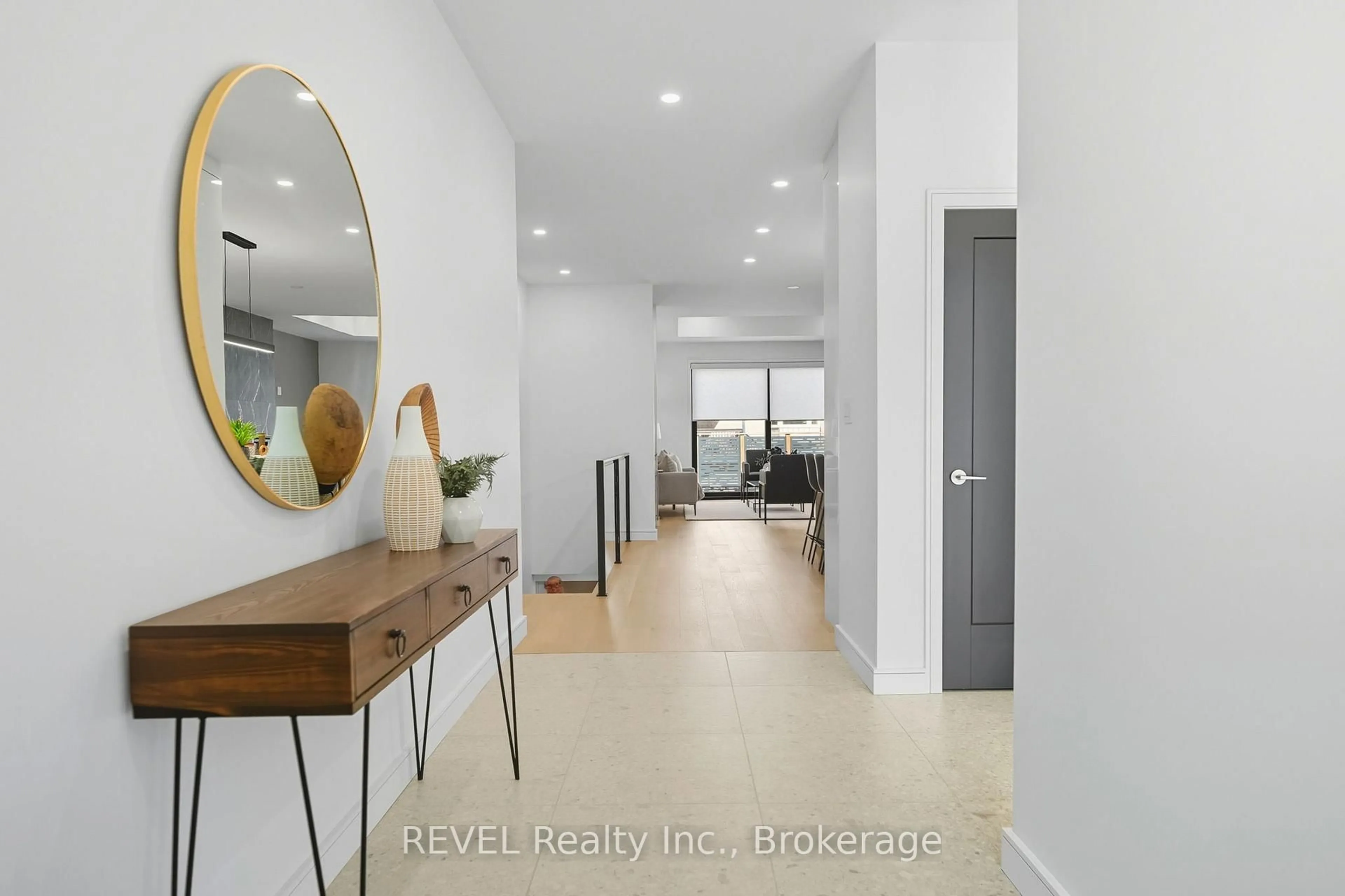 Indoor entryway for 40 IVY Cres, Thorold Ontario L2V 0J9