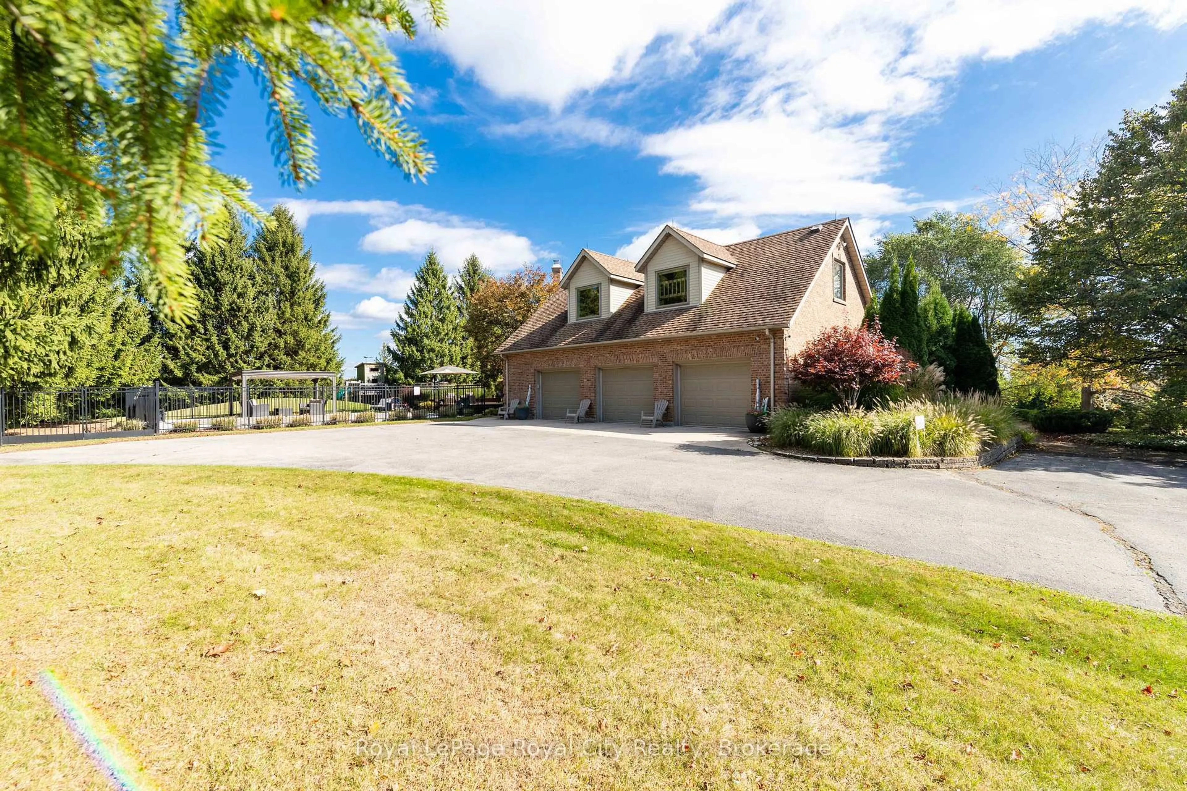 A pic from outside/outdoor area/front of a property/back of a property/a pic from drone, mountain view for 20 Fox Run Dr, Puslinch Ontario N0B 2J0