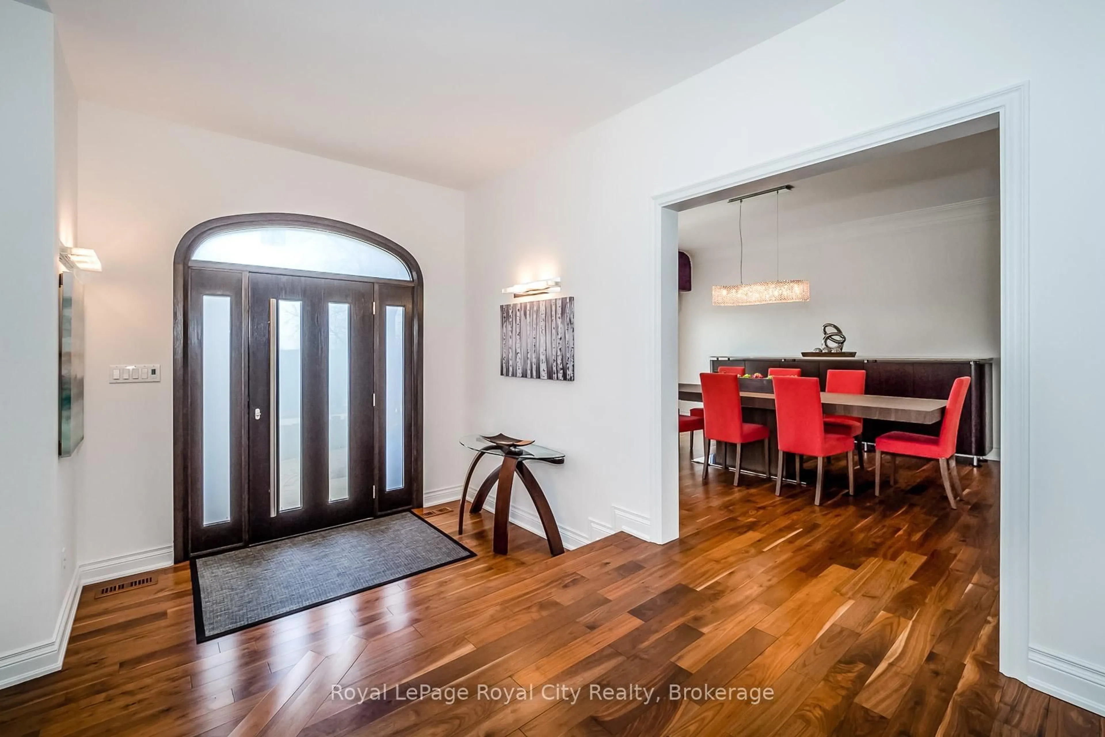 Indoor entryway for 20 Fox Run Dr, Puslinch Ontario N0B 2J0