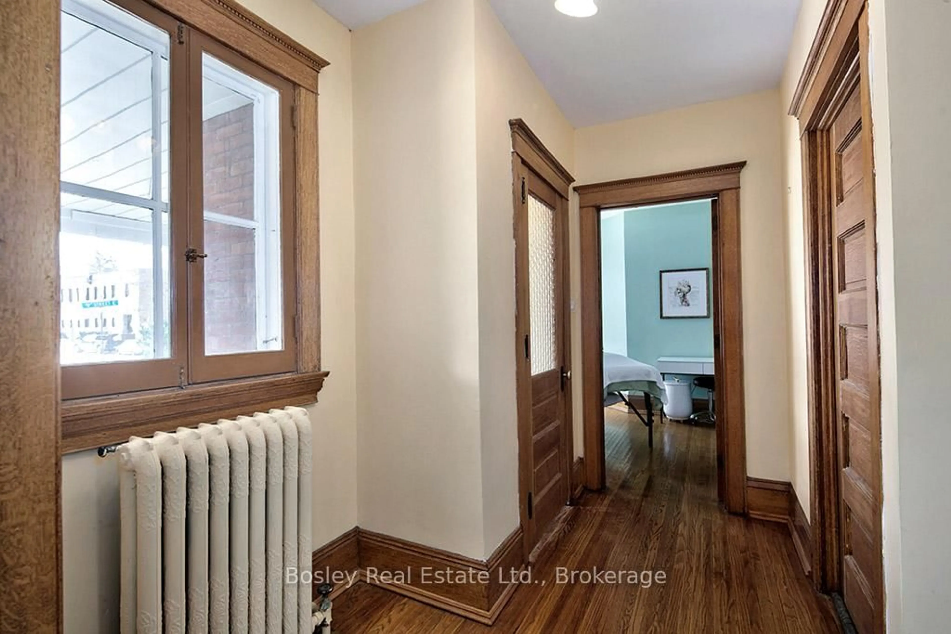 Indoor entryway for 404 9th St, Owen Sound Ontario N4K 1P3