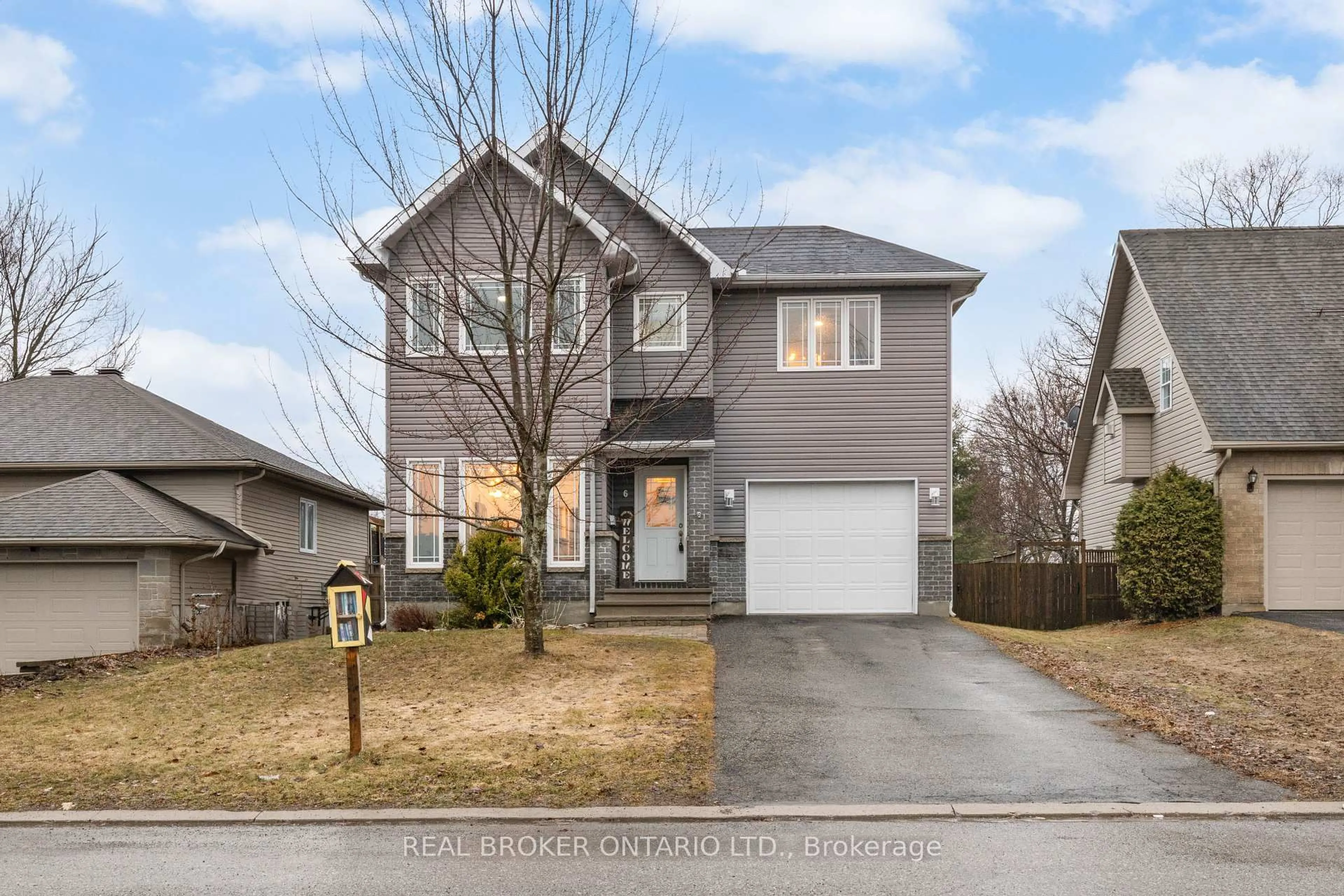 Home with vinyl exterior material, street for 6 Francis St, Carleton Place Ontario K7C 0C6