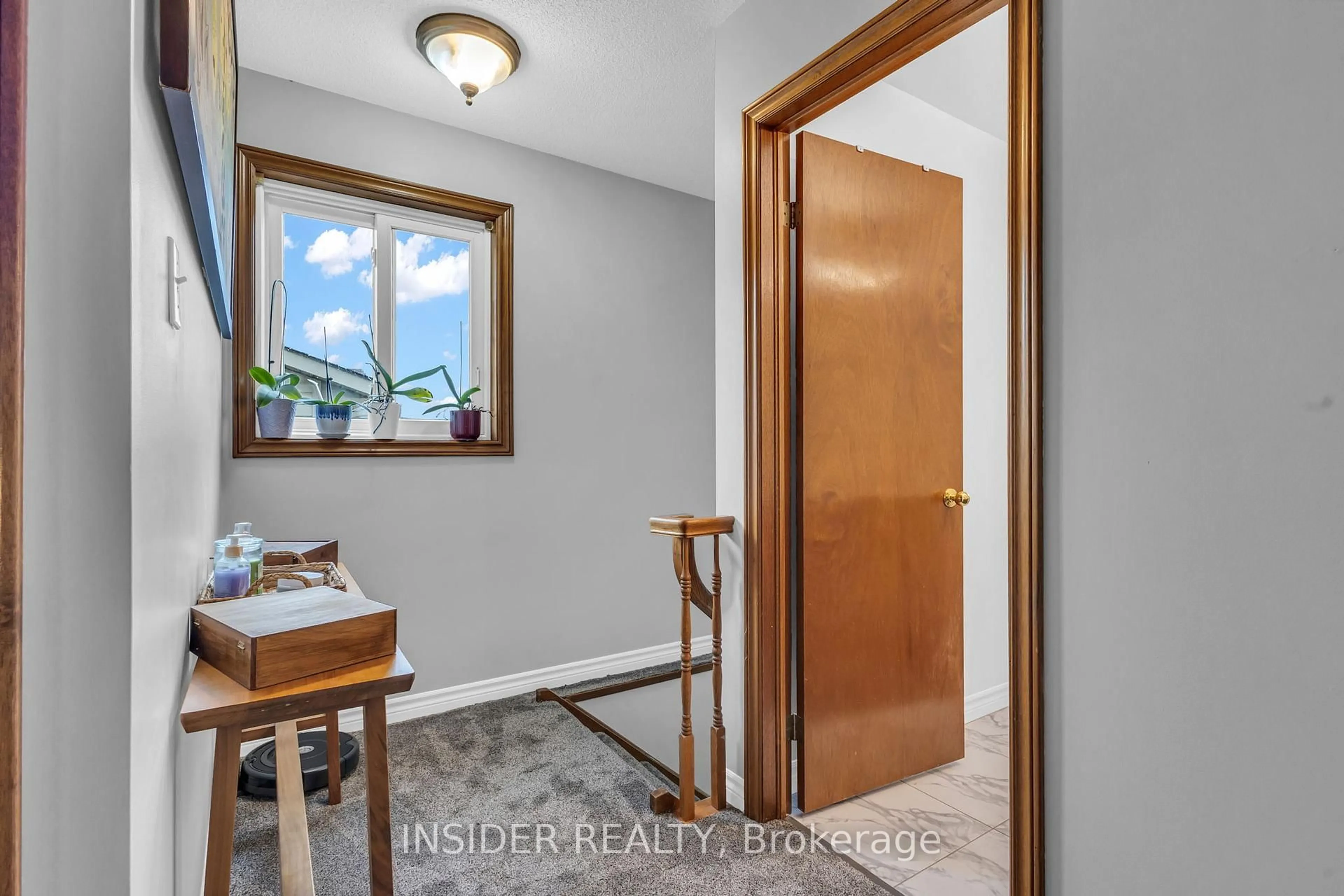 Indoor entryway for 285 Railway Ave, Stratford Ontario N5A 2J3