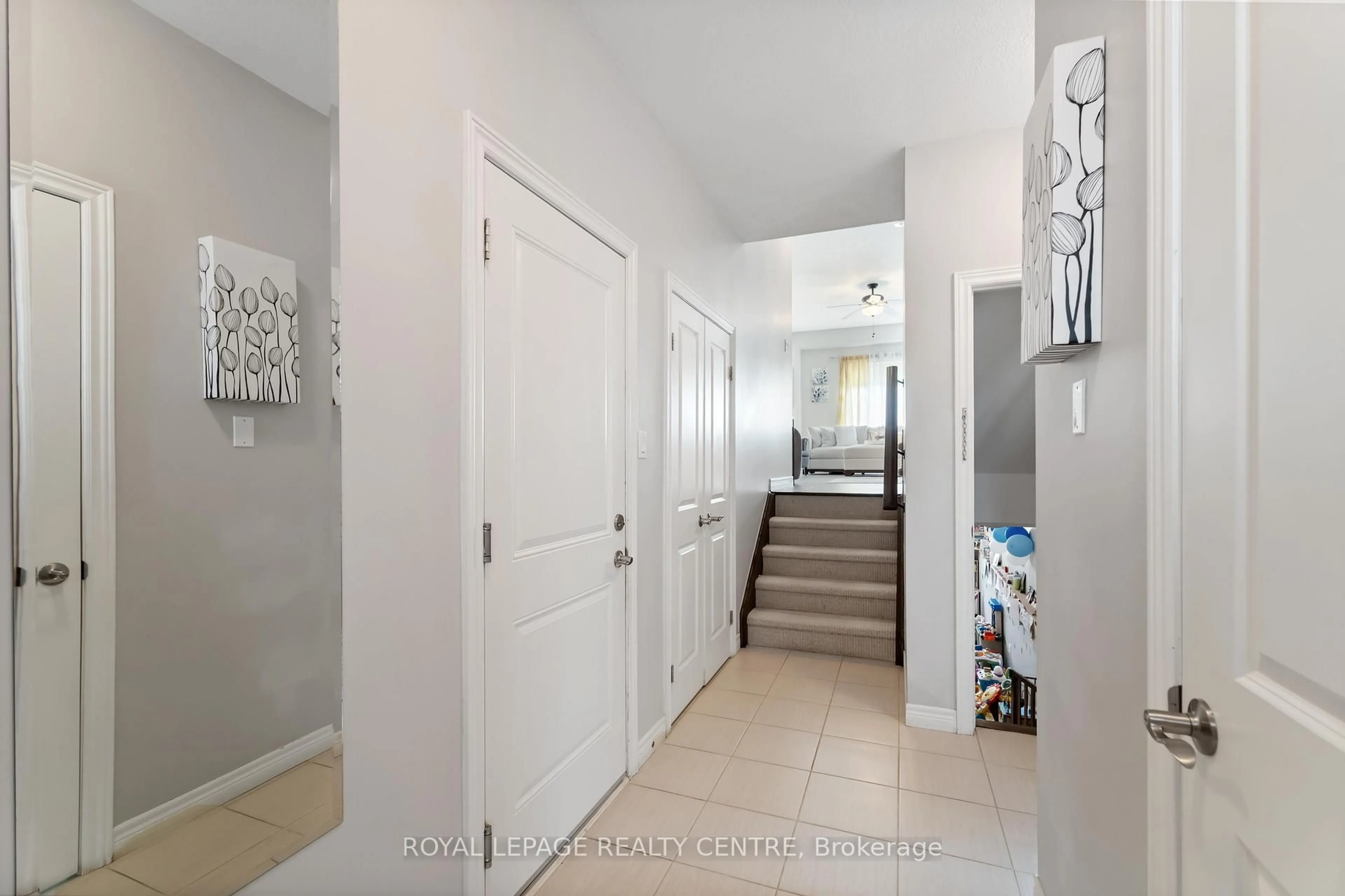 Indoor entryway for 277 Pumpkin Pass, Hamilton Ontario L0R 1C0
