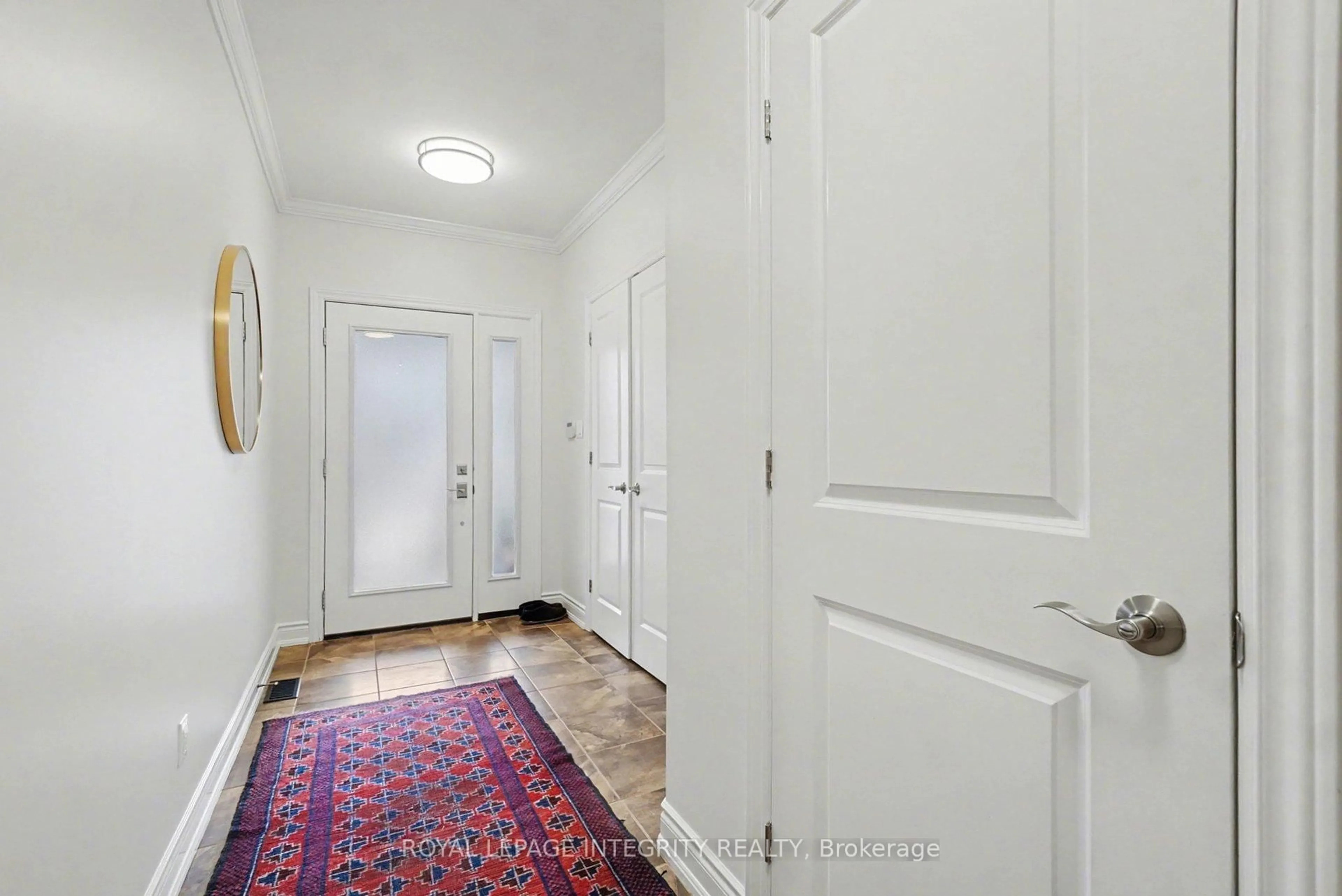 Indoor entryway for 279 Currell Ave, Ottawa Ontario K1Z 7J5