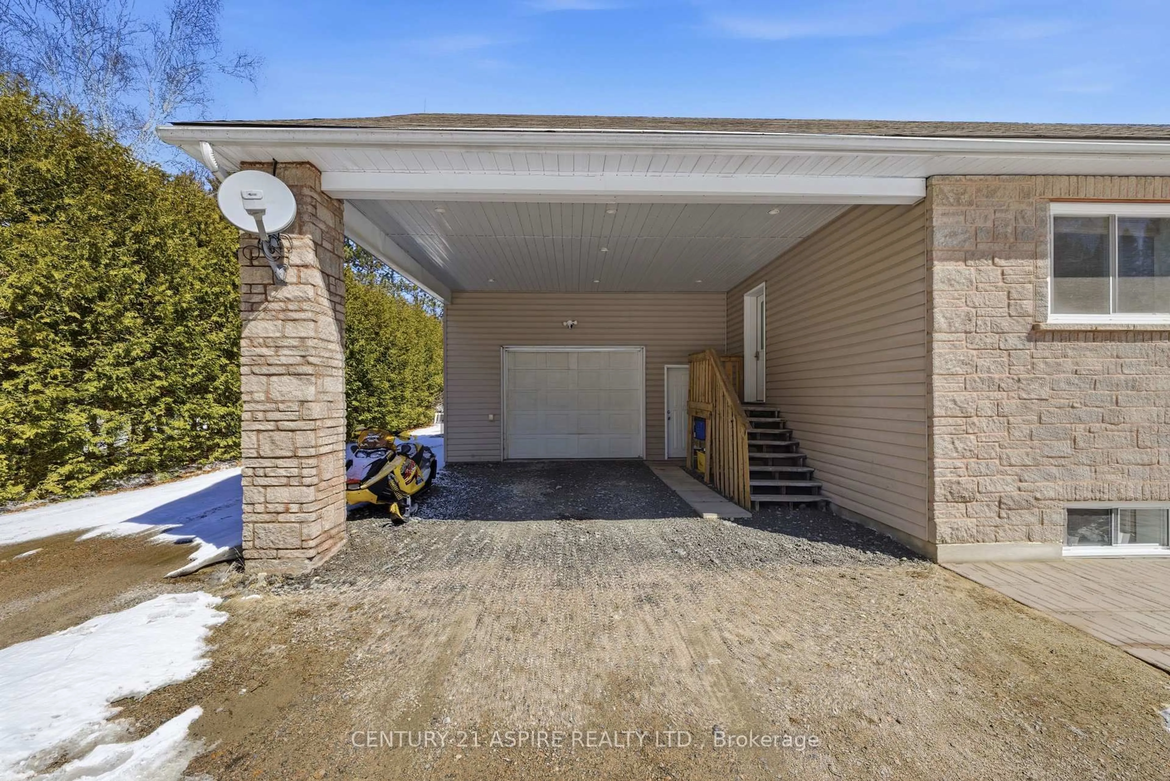 Indoor garage for 84 Pinewood Pl, Deep River Ontario K0J 1P0