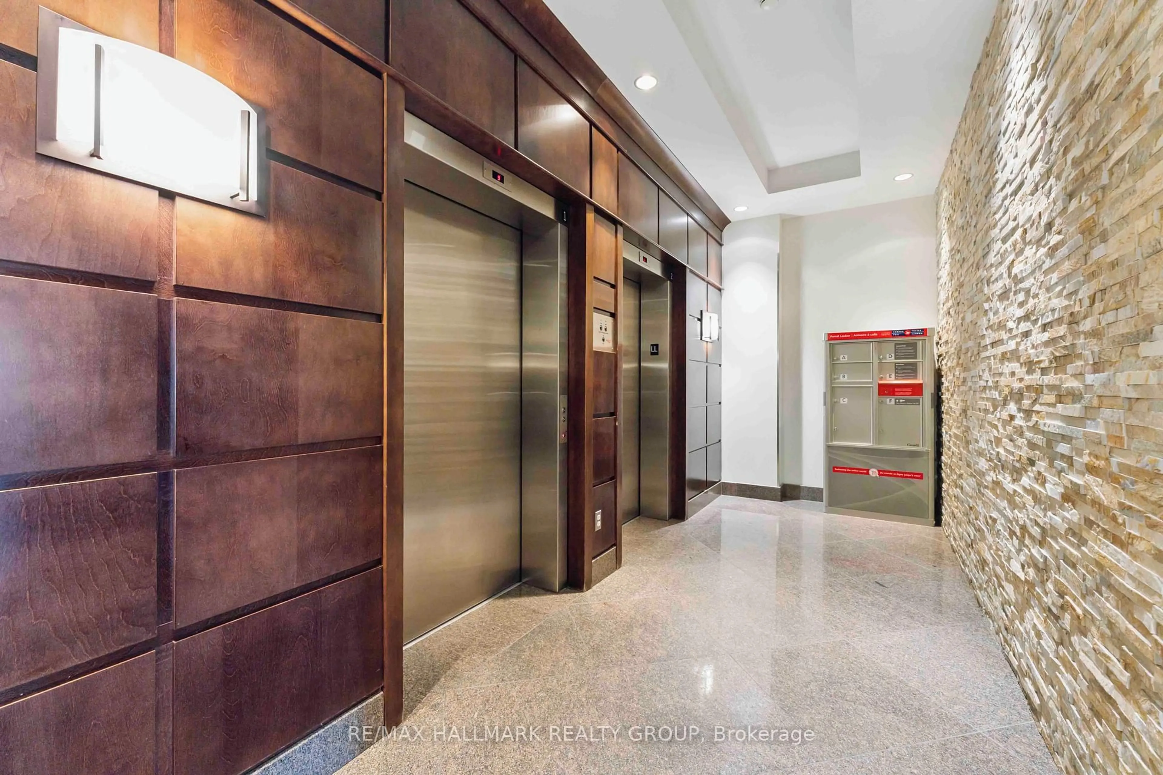 Indoor foyer for 200 Besserer St #204, Ottawa Ontario K1N 0A7