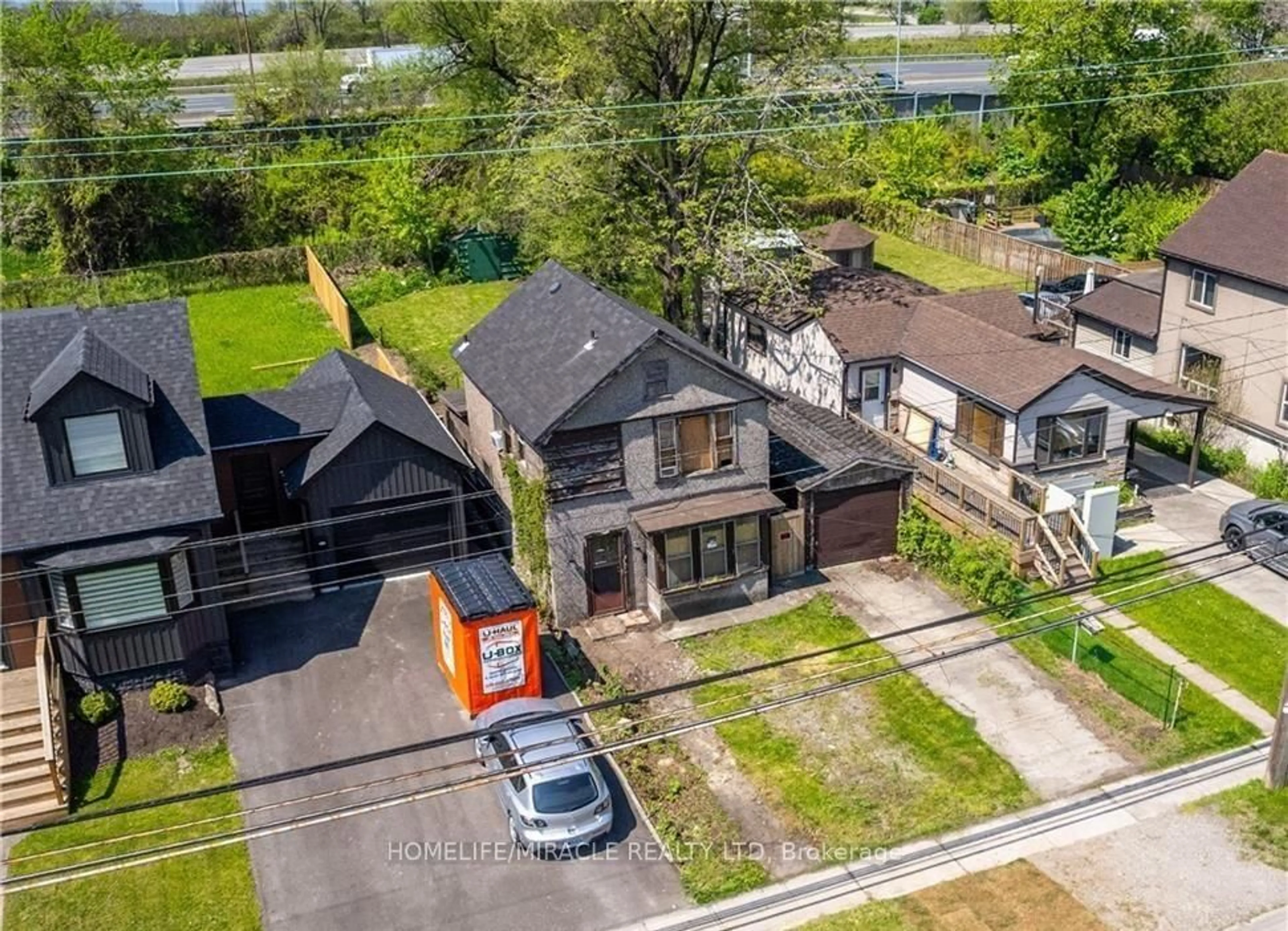 A pic from outside/outdoor area/front of a property/back of a property/a pic from drone, street for 198 Beach Blvd, Hamilton Ontario L8H 6V9