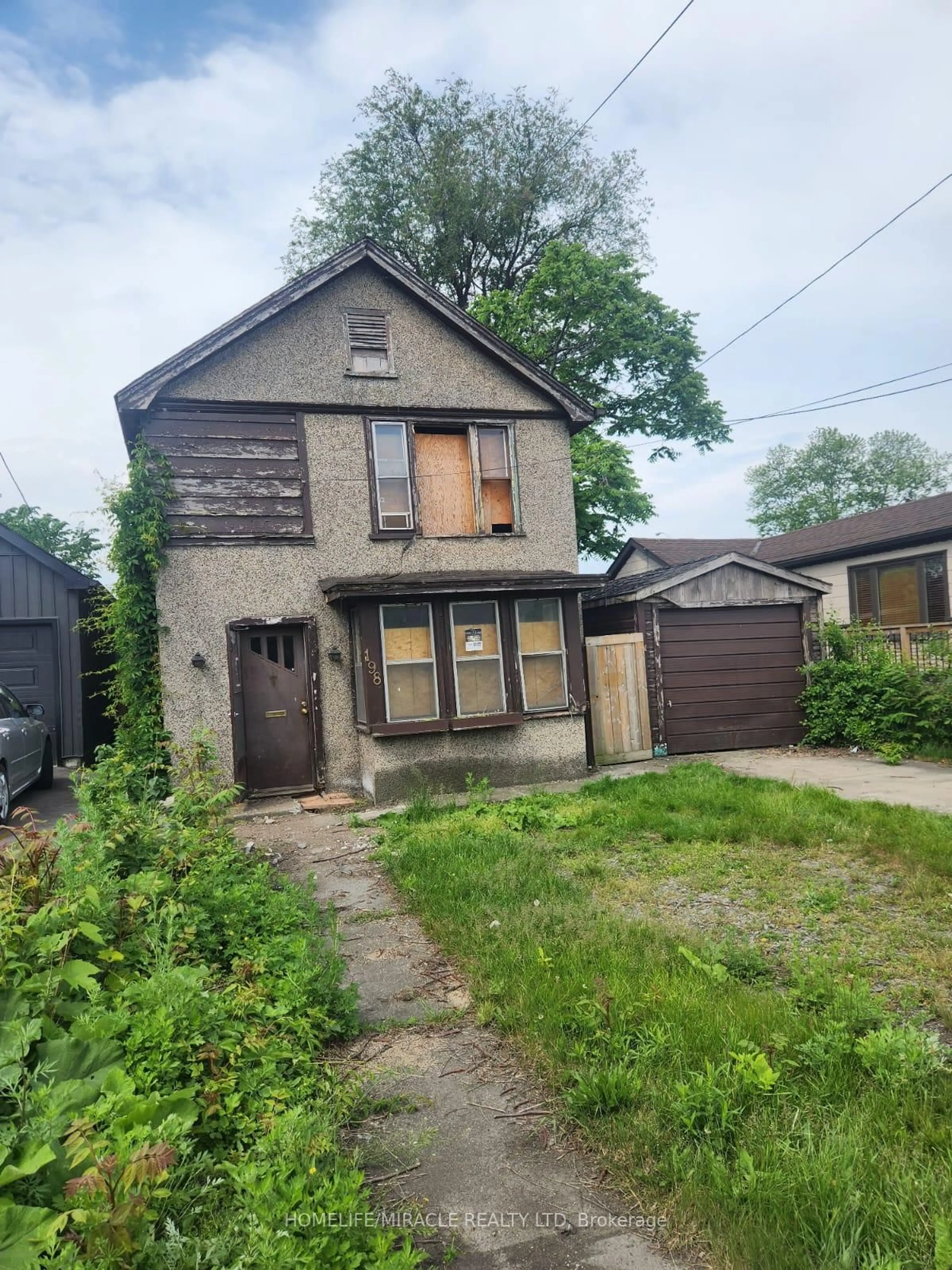 A pic from outside/outdoor area/front of a property/back of a property/a pic from drone, street for 198 Beach Blvd, Hamilton Ontario L8H 6V9