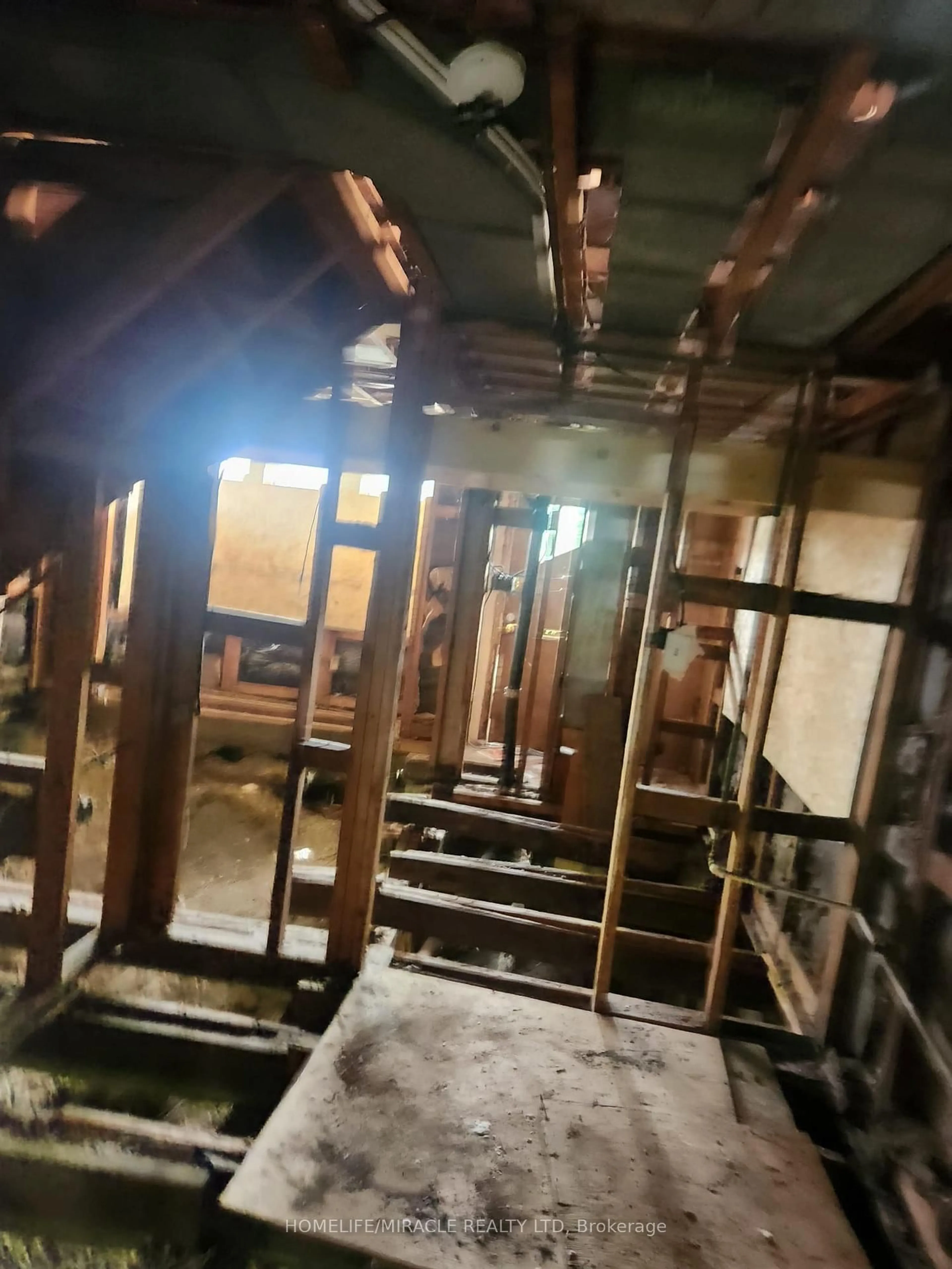 A pic of a room for 198 Beach Blvd, Hamilton Ontario L8H 6V9