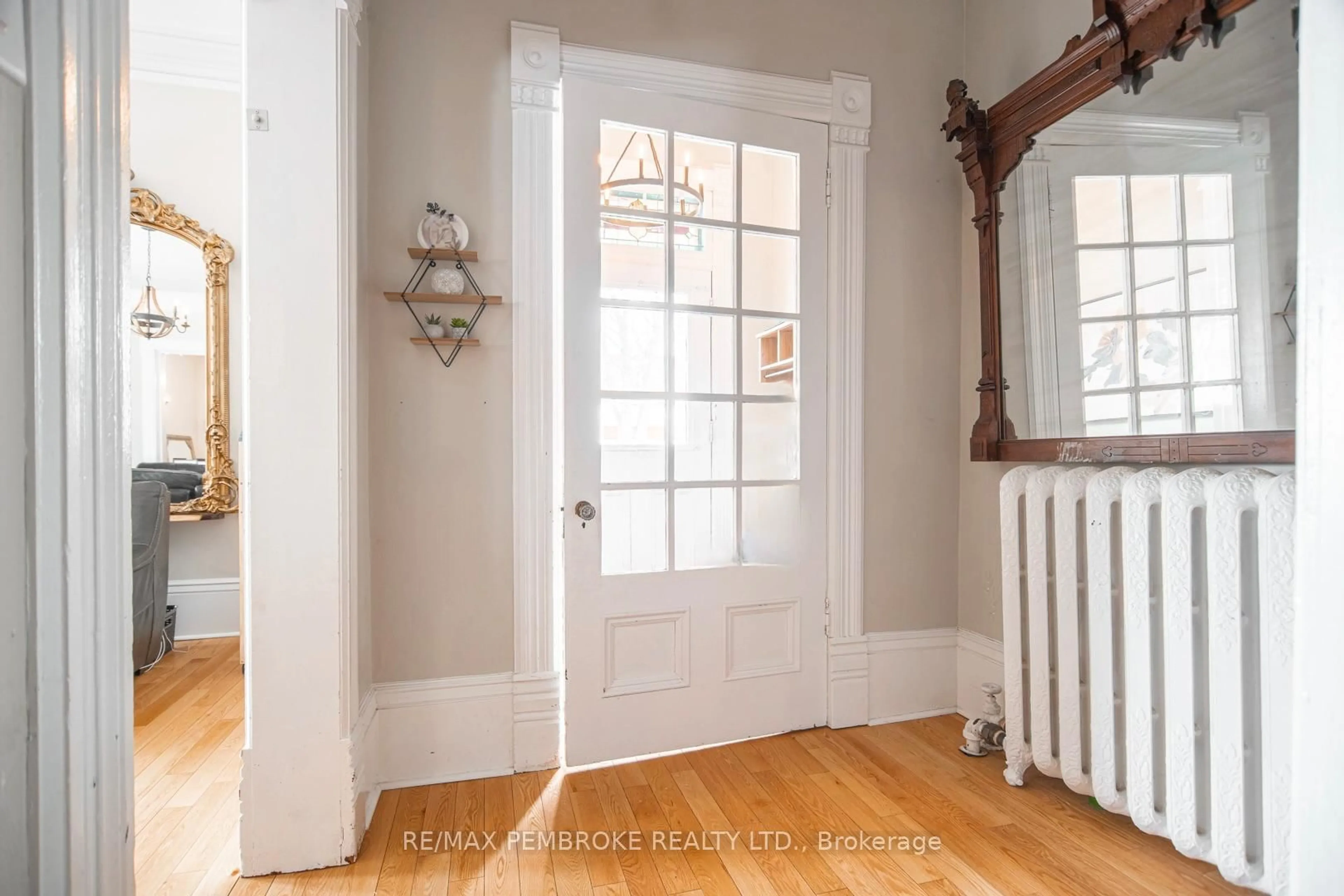Indoor entryway for 188 Esther St, Pembroke Ontario K8A 3C2