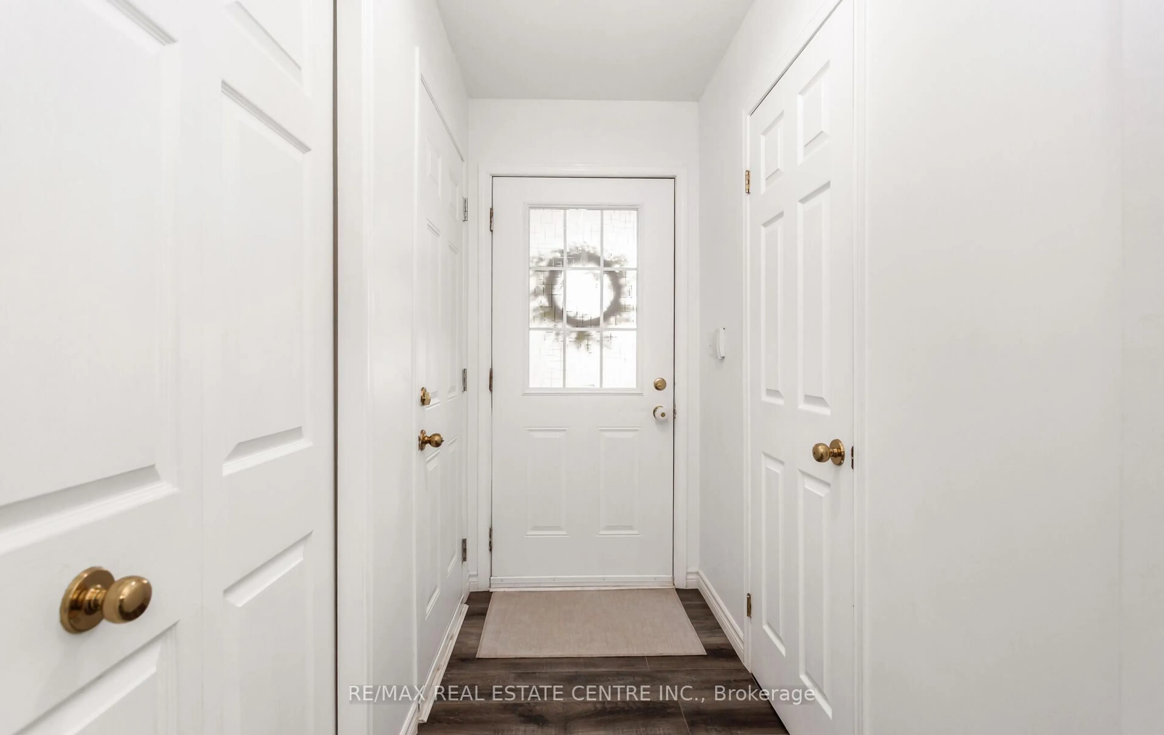 Indoor entryway for 230 Sophia Cres, Kitchener Ontario N2R 1X8