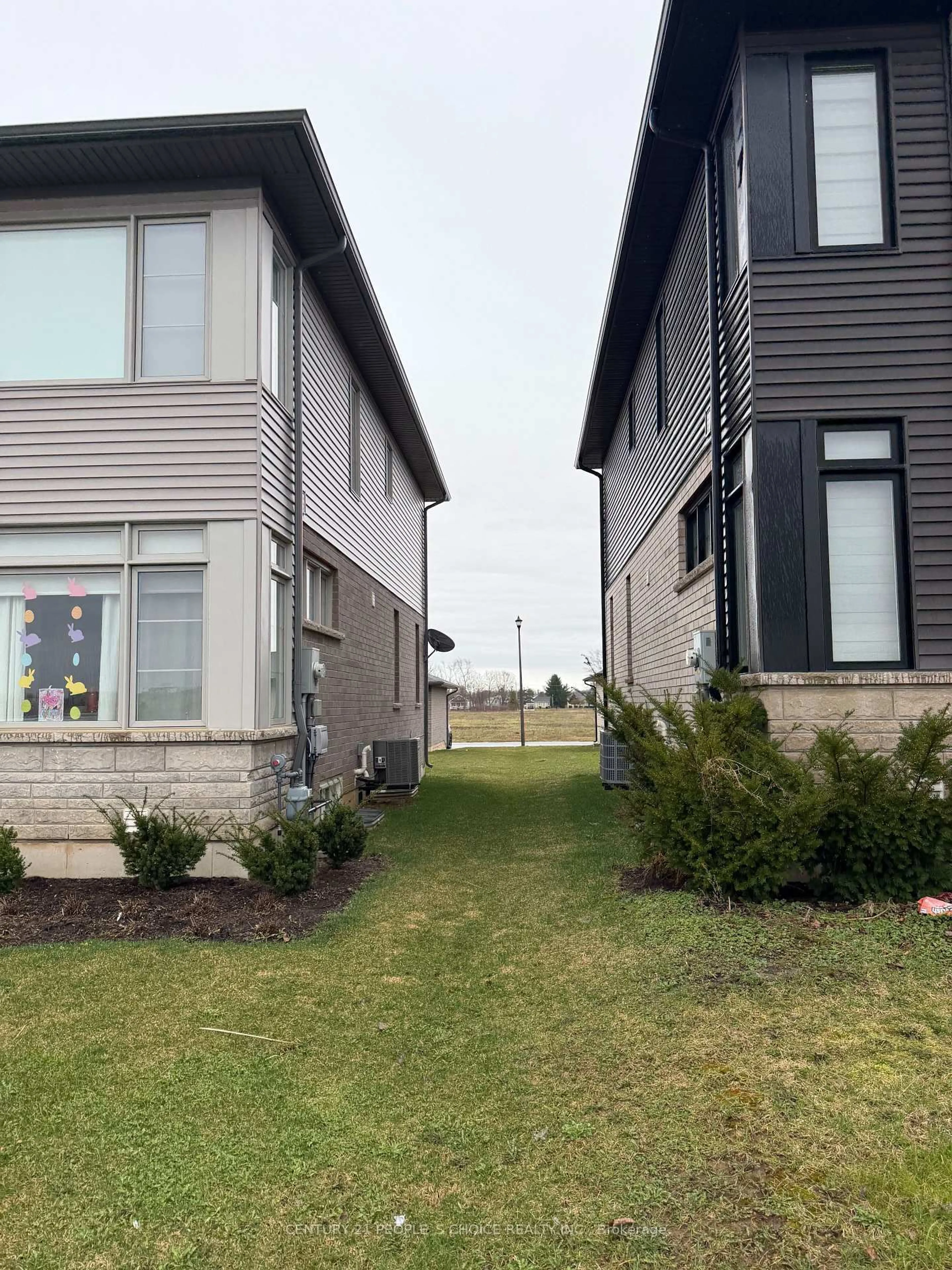 A pic from outside/outdoor area/front of a property/back of a property/a pic from drone, street for 64 Summersides Blvd, Pelham Ontario L0S 1E6