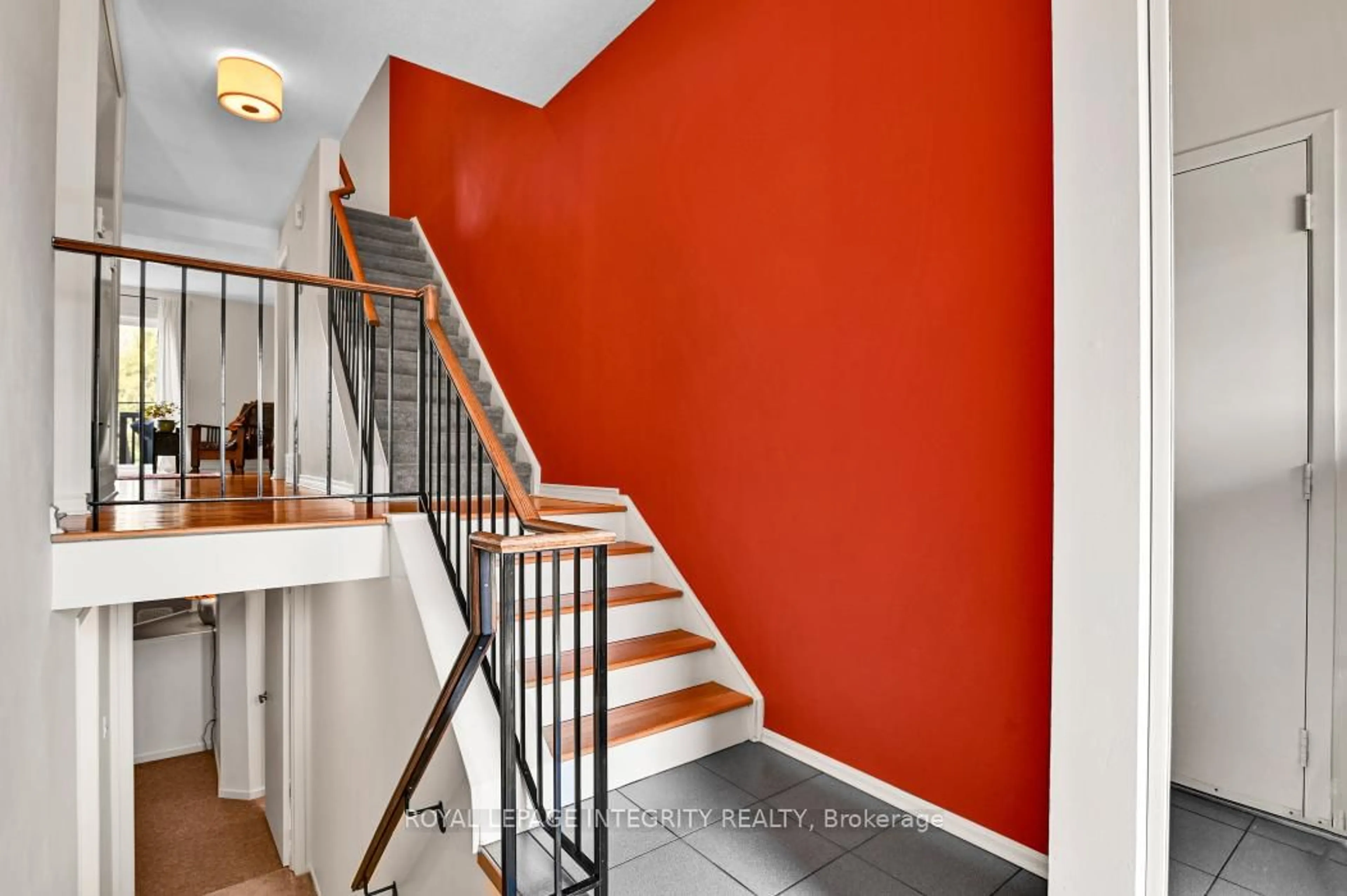 Indoor entryway for 430 Sandhamn Private, Ottawa Ontario K1T 2Z1