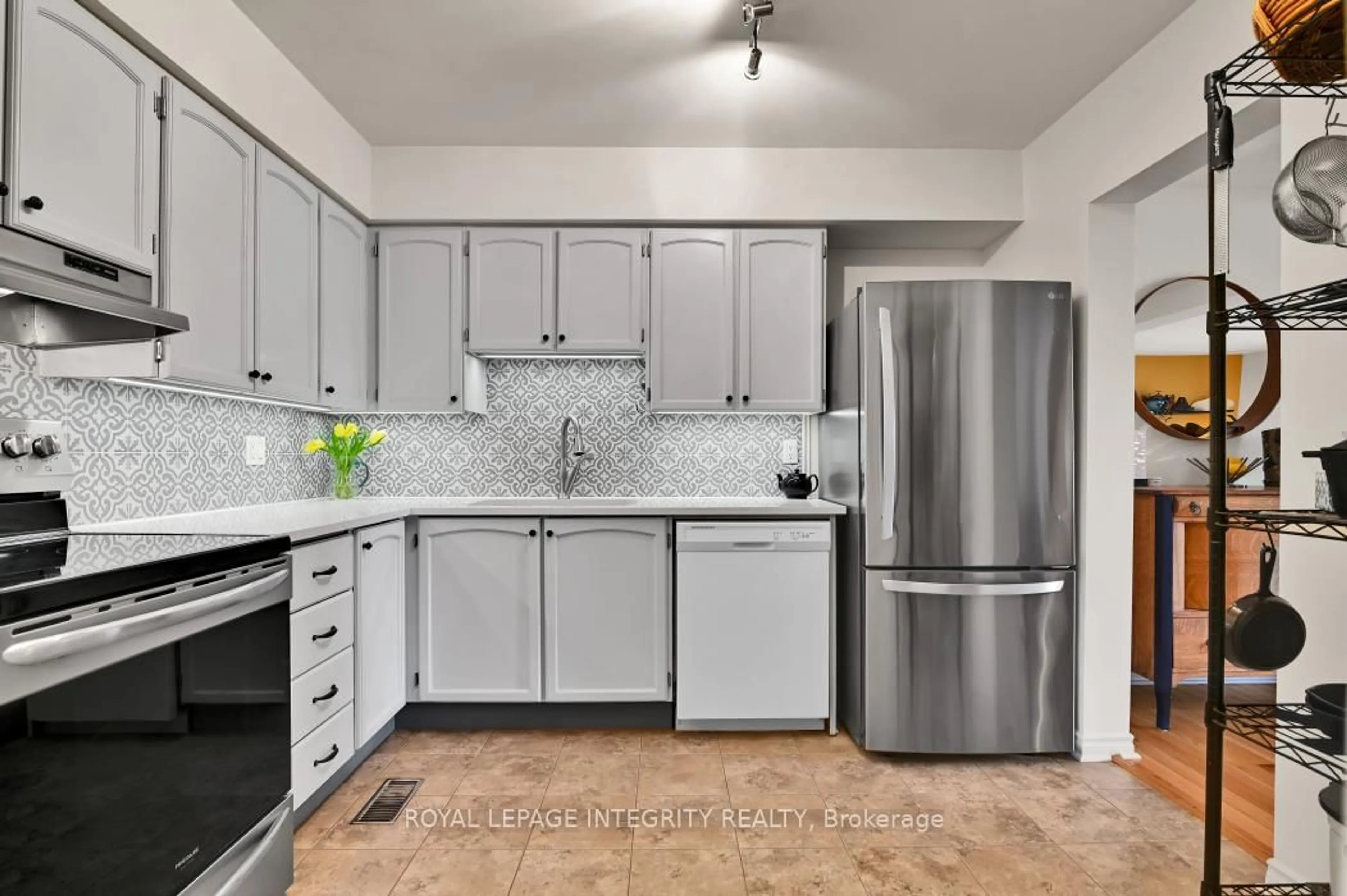 Standard kitchen, ceramic/tile floor for 430 Sandhamn Private, Ottawa Ontario K1T 2Z1